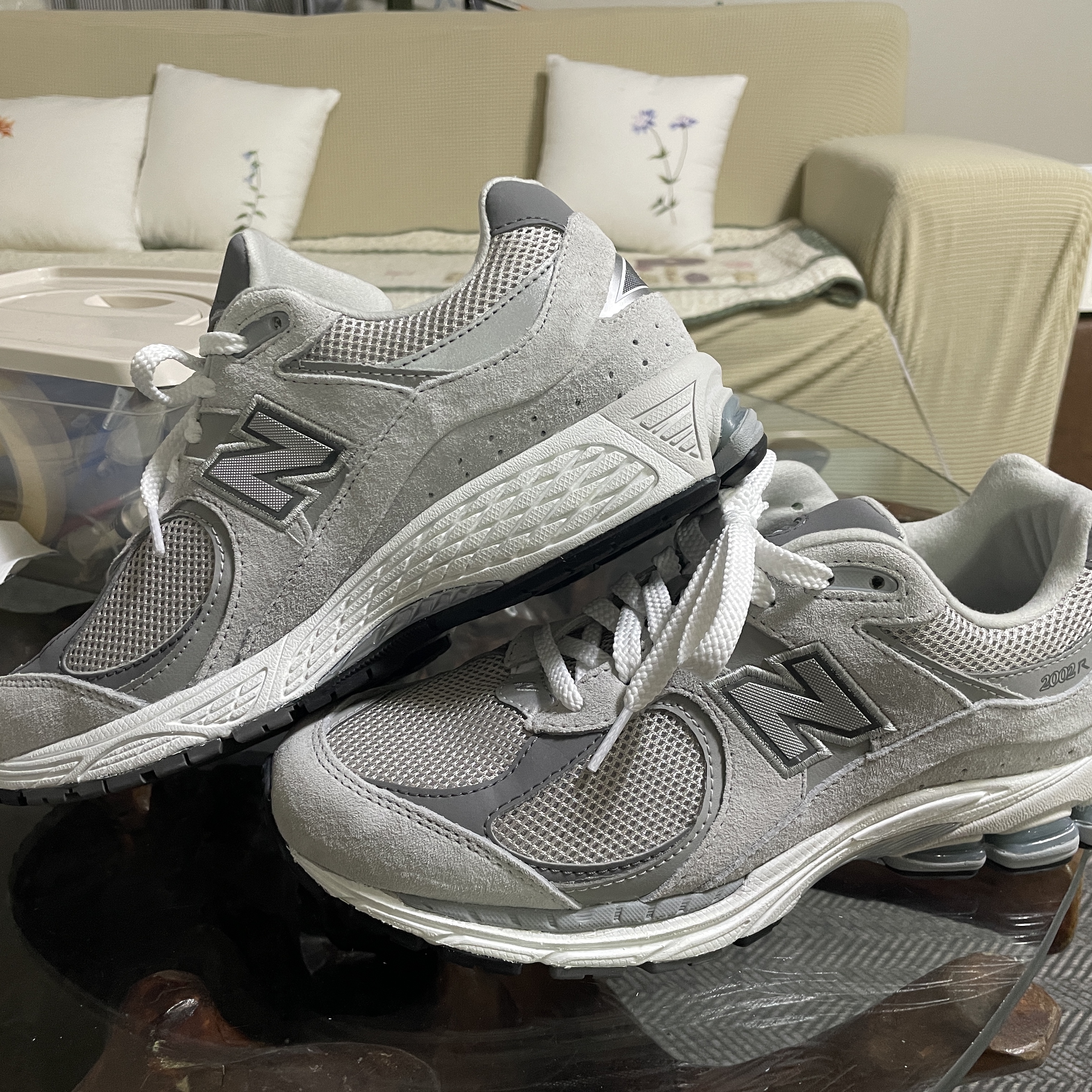 New Balance 2002R T2 Gray 착용 스타일