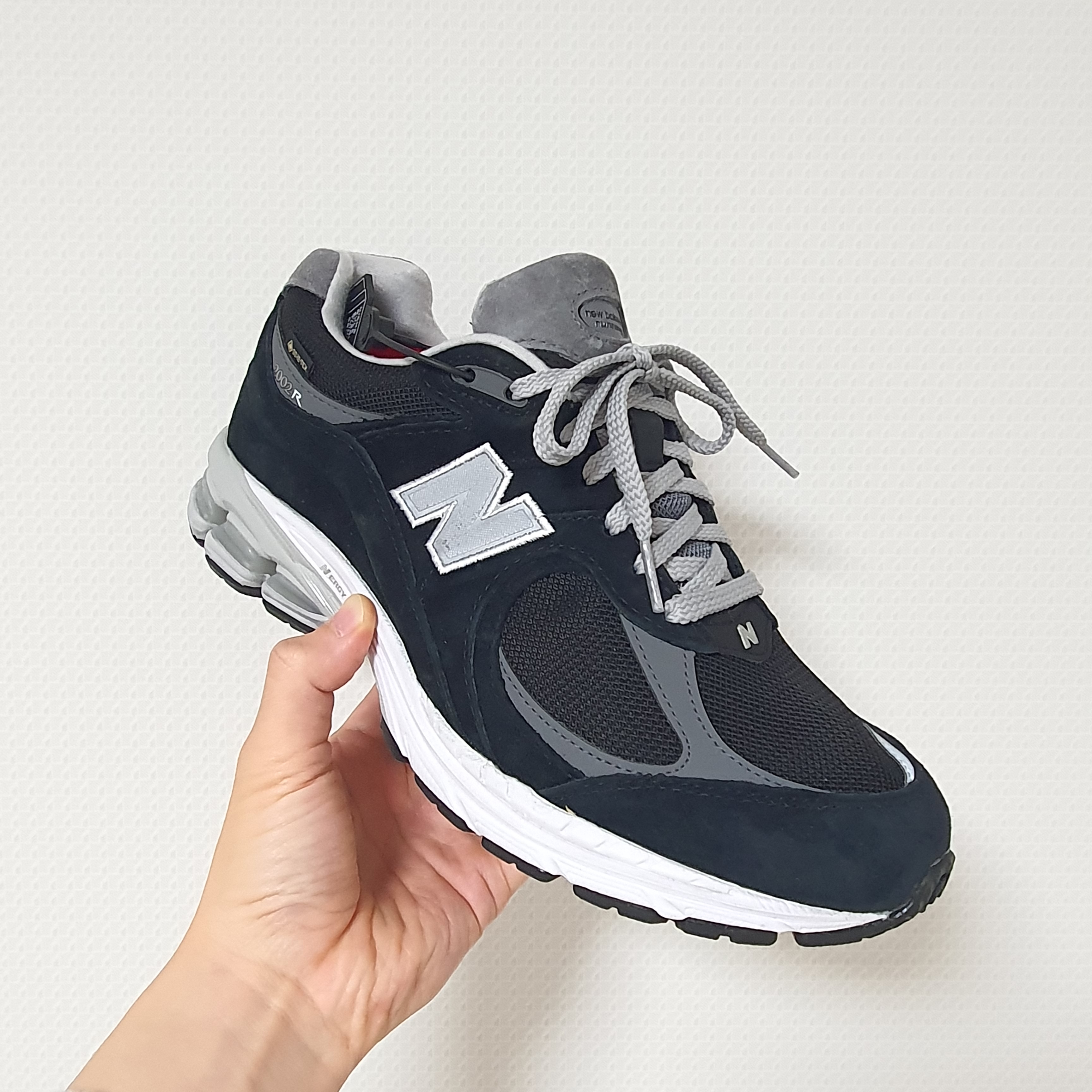 New Balance 2002R Gore-Tex Black Silver Metalic 착용 스타일