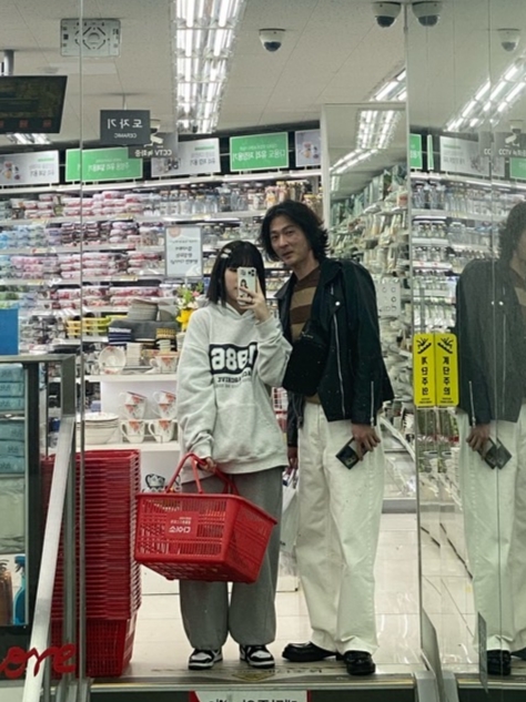 Prada Chocolate Brushed Leather Loafers Black, Nike x Travis Scott Air Max 270 React Cactus Trails 착용 스타일 - 4