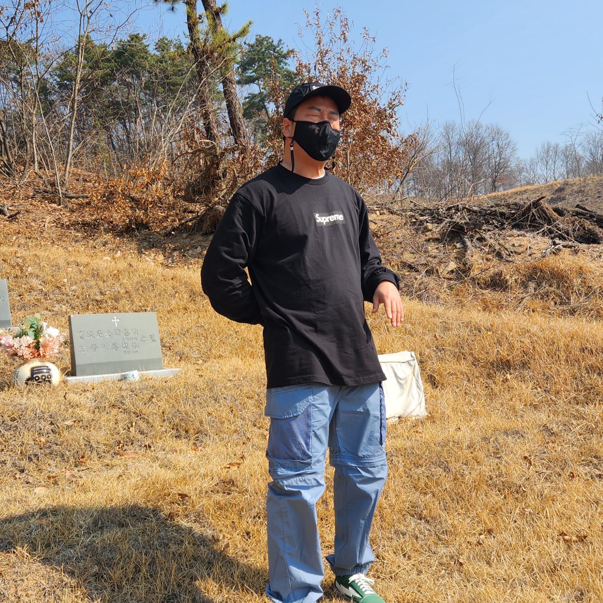 Supreme Box Logo L/S T-Shirt Black - 20FW, Supreme Mesh Pocket Belted Cargo Pants Slate - 21SS 착용 스타일 - 1