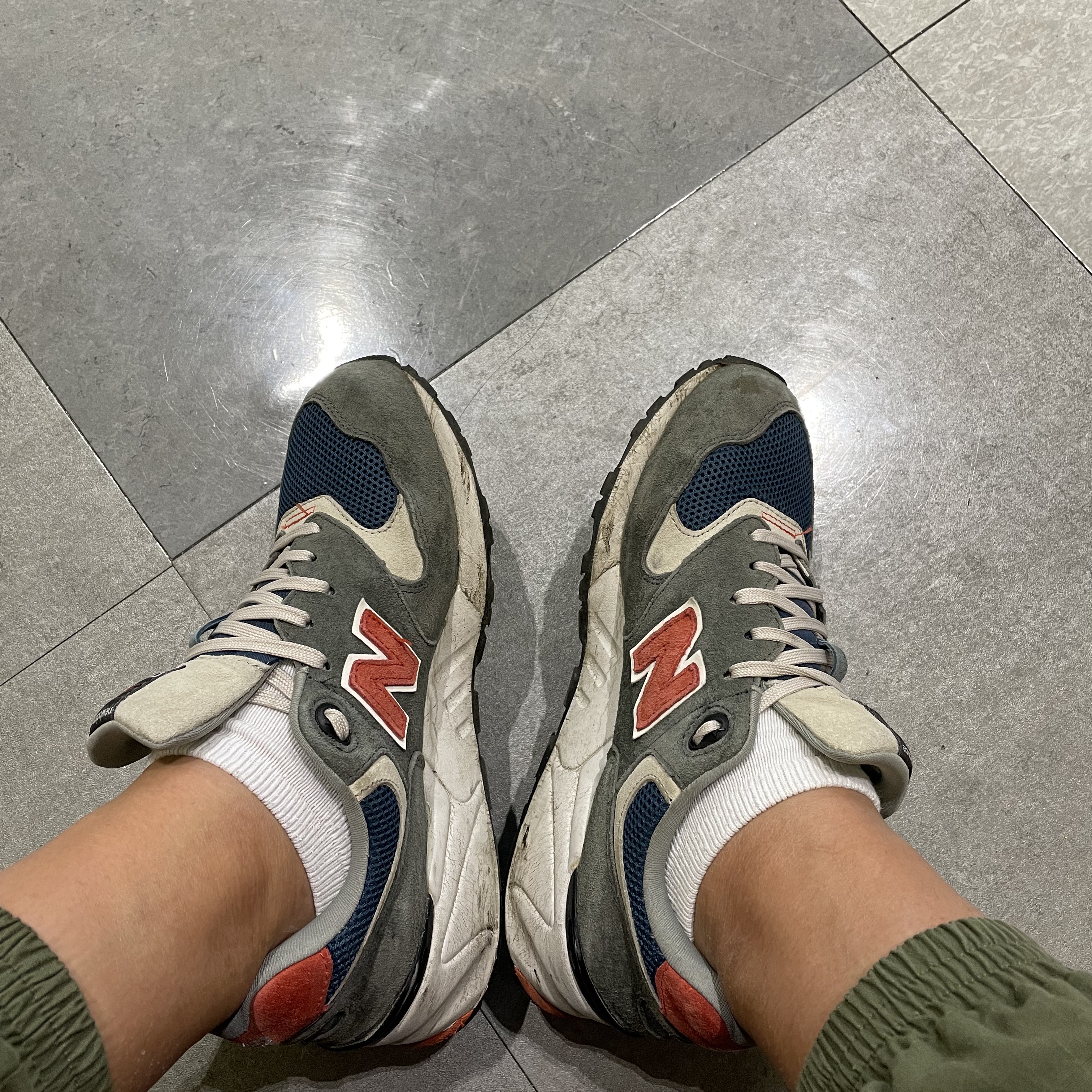 New Balance 999 Slate Orange 착용 스타일 - 2