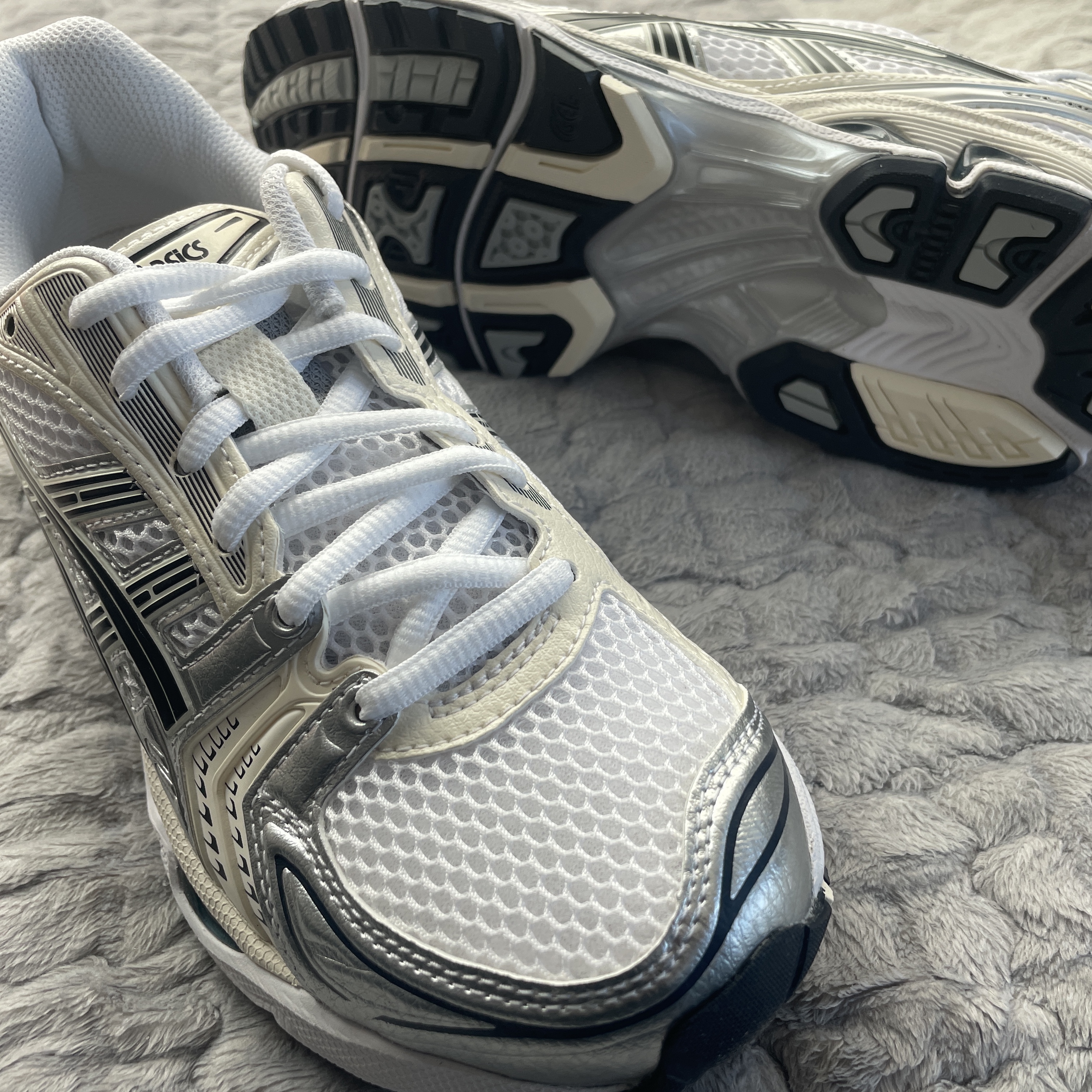 (W) Asics Gel-Kayano 14 White Midnight 착용 스타일 - 2