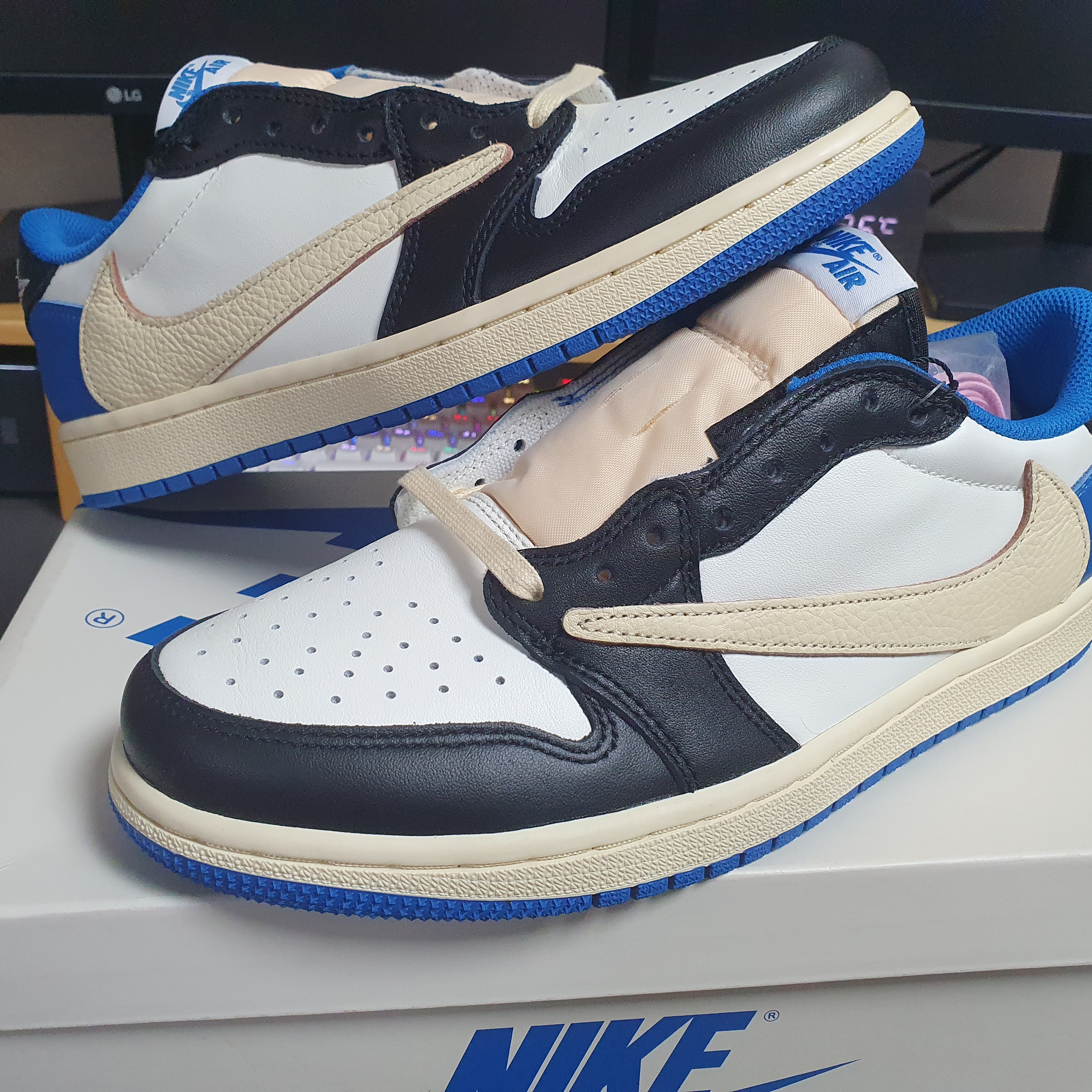 Jordan 1 x Travis Scott x Fragment Retro Low OG SP Military Blue, Jordan 1 x Travis Scott Retro Low OG SP Sail and Ridgerock 착용 스타일 - 1