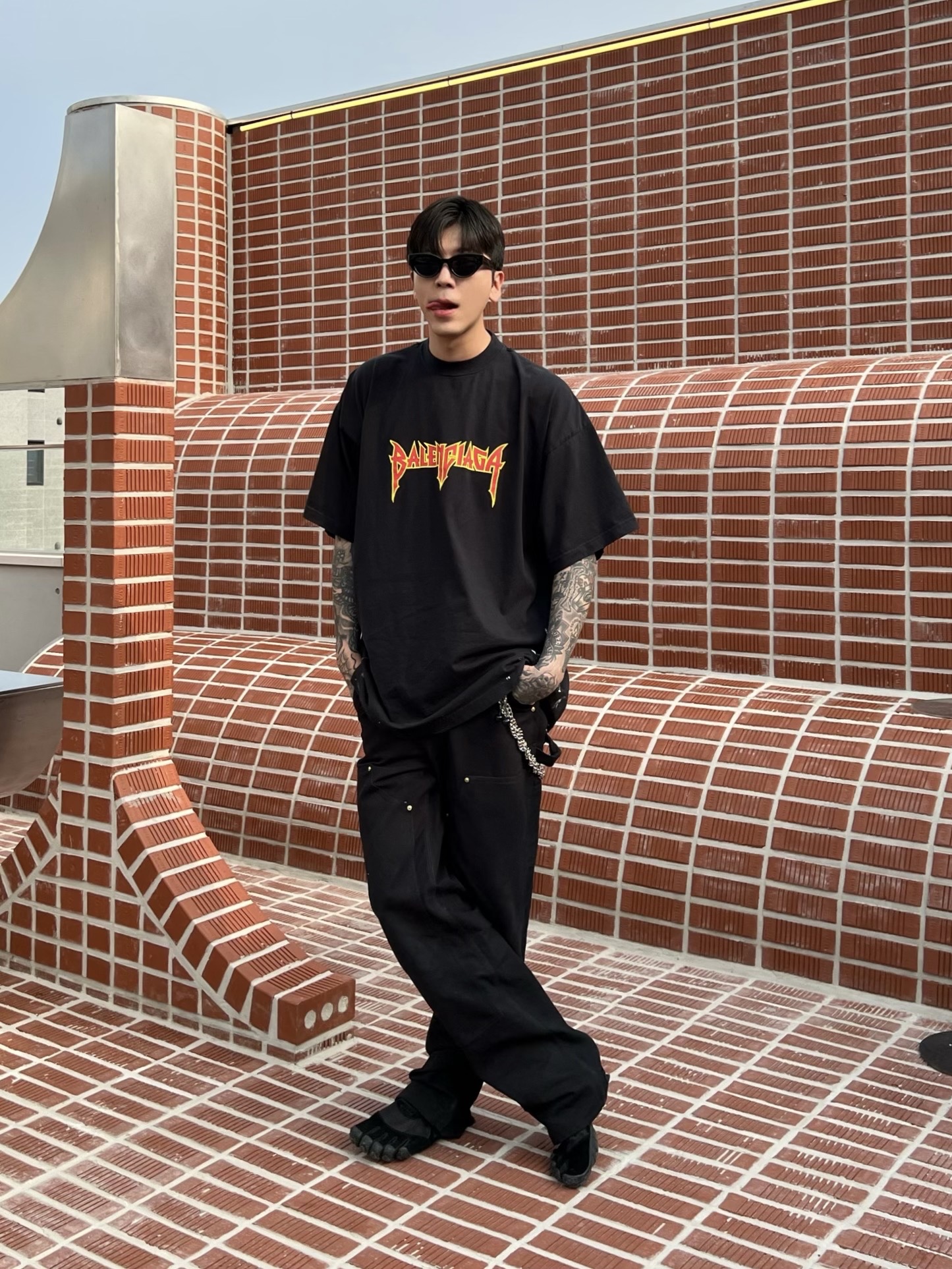 Balenciaga Metal Oversized Fit T-Shirt Black Vintage 착용 스타일 - 1
