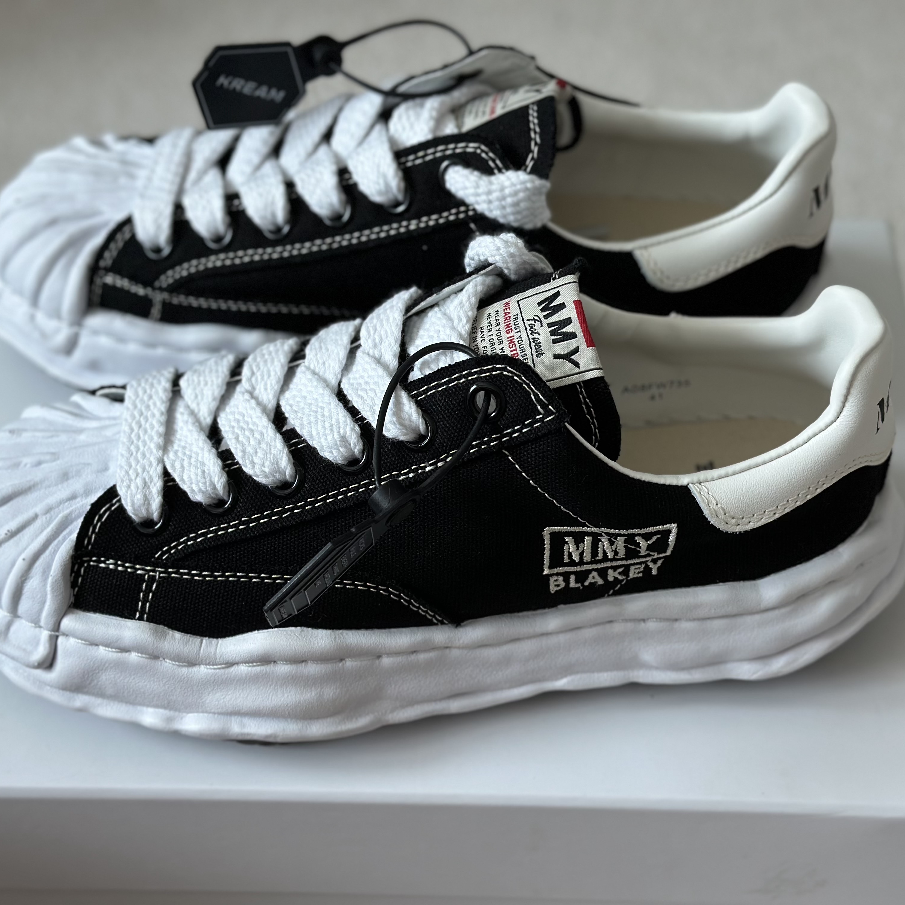 Maison Mihara Yasuhiro Blakey OG Sole Canvas Low-top Sneakers Black White 착용 스타일