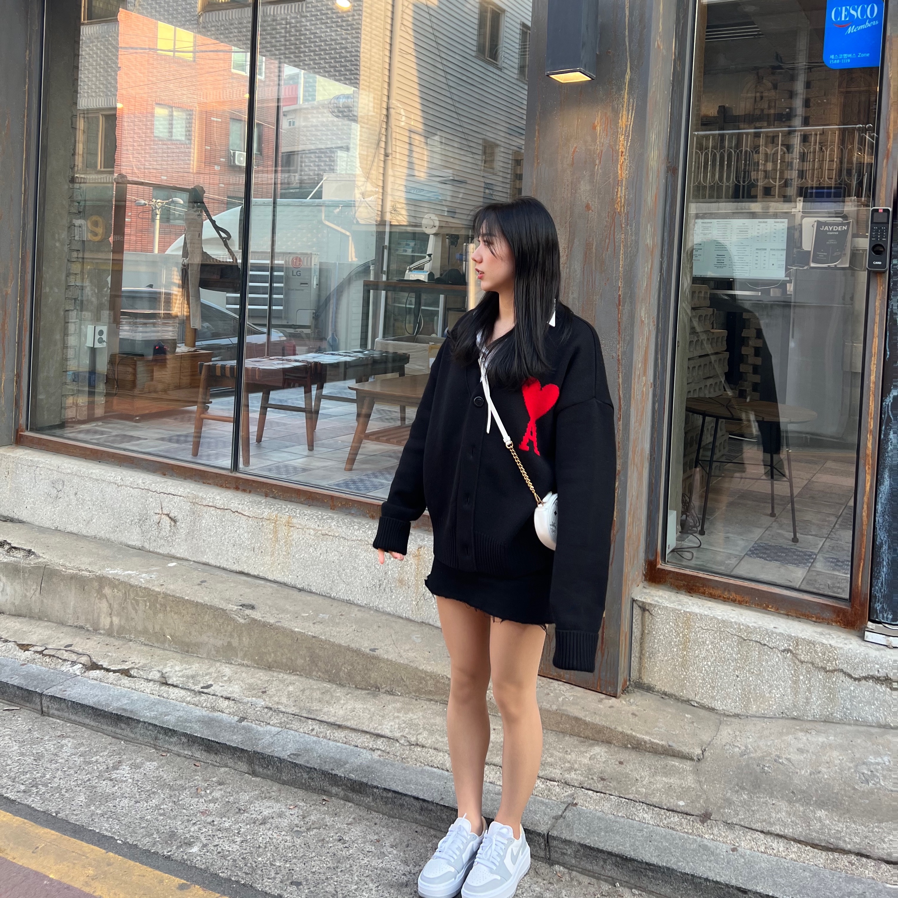 (W) Jordan 1 Elevate Low White and Wolf Grey, AMI de Coeur Oversize Intarsia Cardigan Black 착용 스타일 - 2