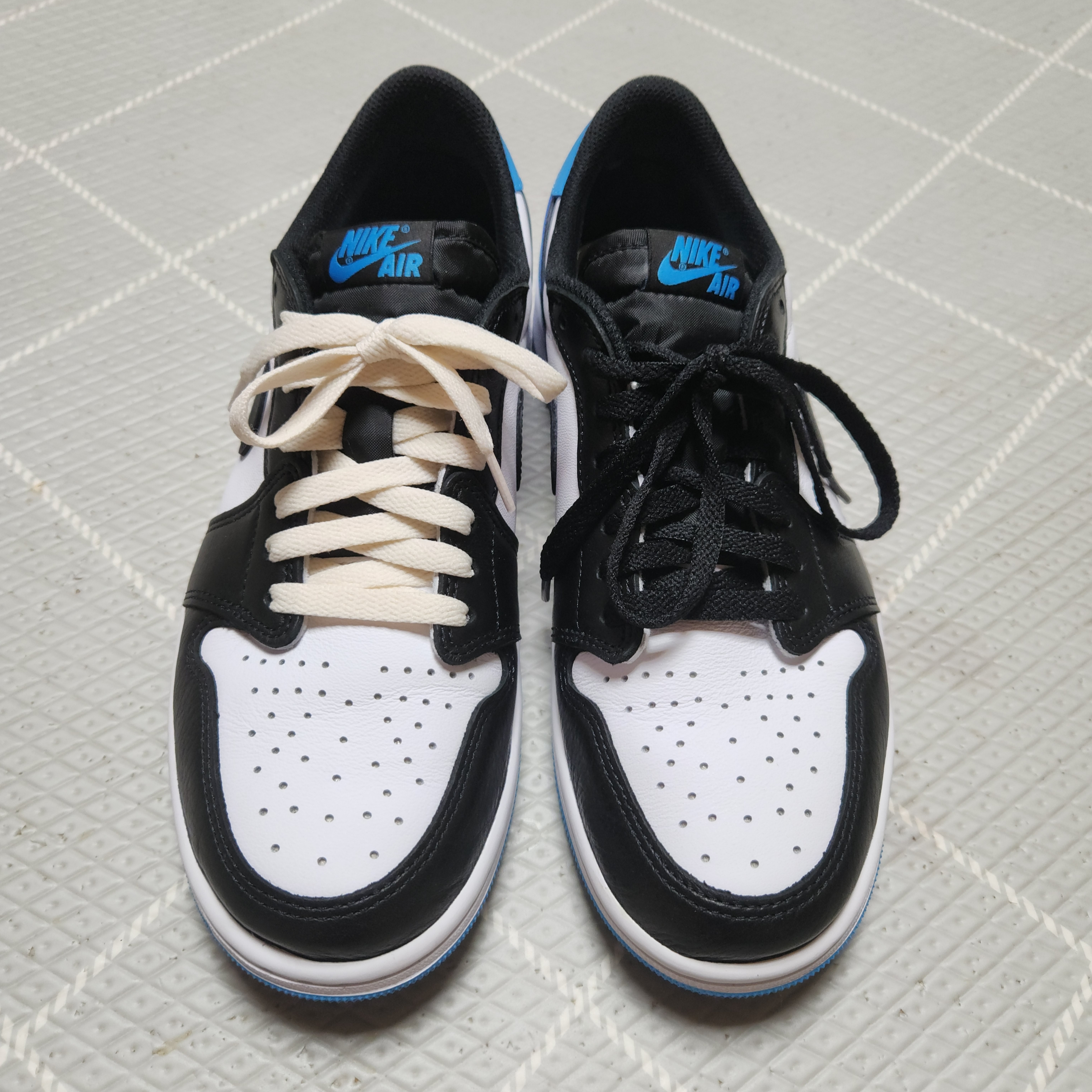 Jordan 1 Retro Low OG Black and Dark Powder Blue 착용 스타일 - 2