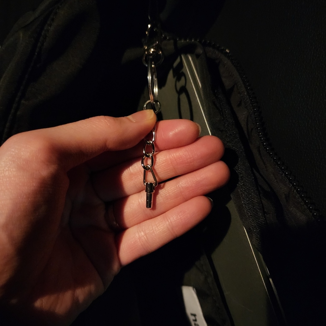 Stussy 8 Ball Keychain Black 착용 스타일