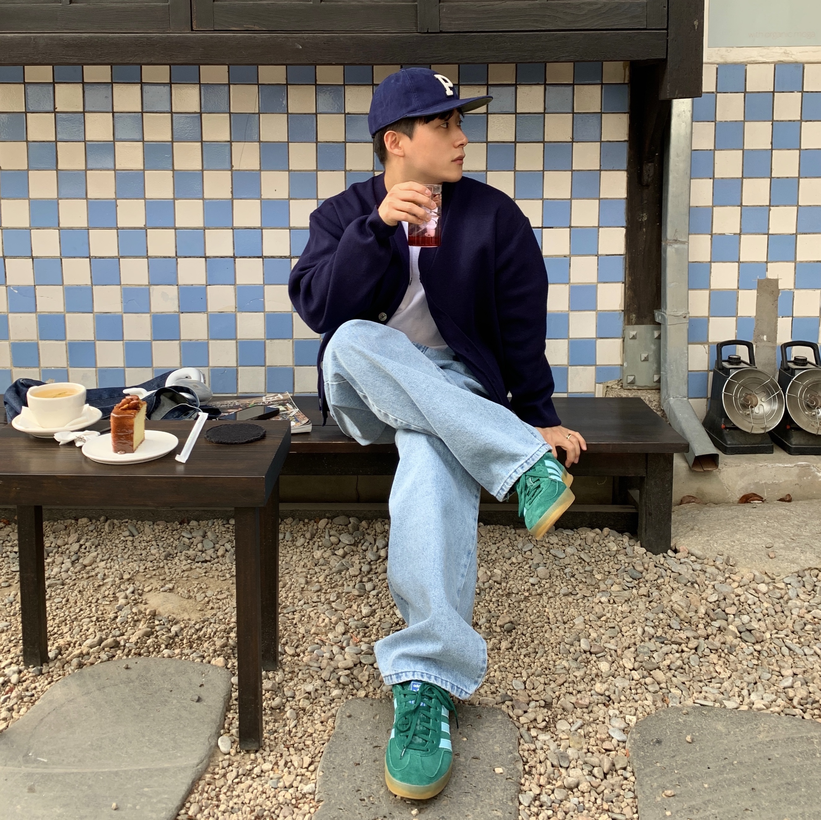 Adidas Gazelle Indoor Collegiate Green Hazy Sky, Apple AirPods Max Lightning Silver (Korean Ver.) 착용 스타일 - 2