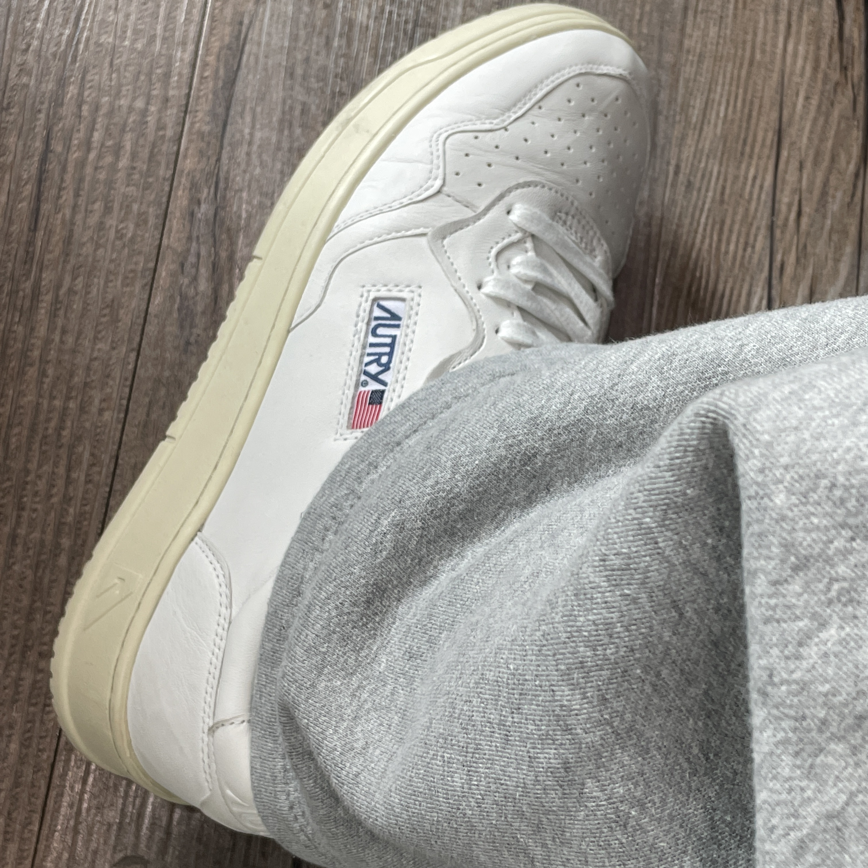 Autry Medalist Low Goatskin Sneakers White 착용 스타일
