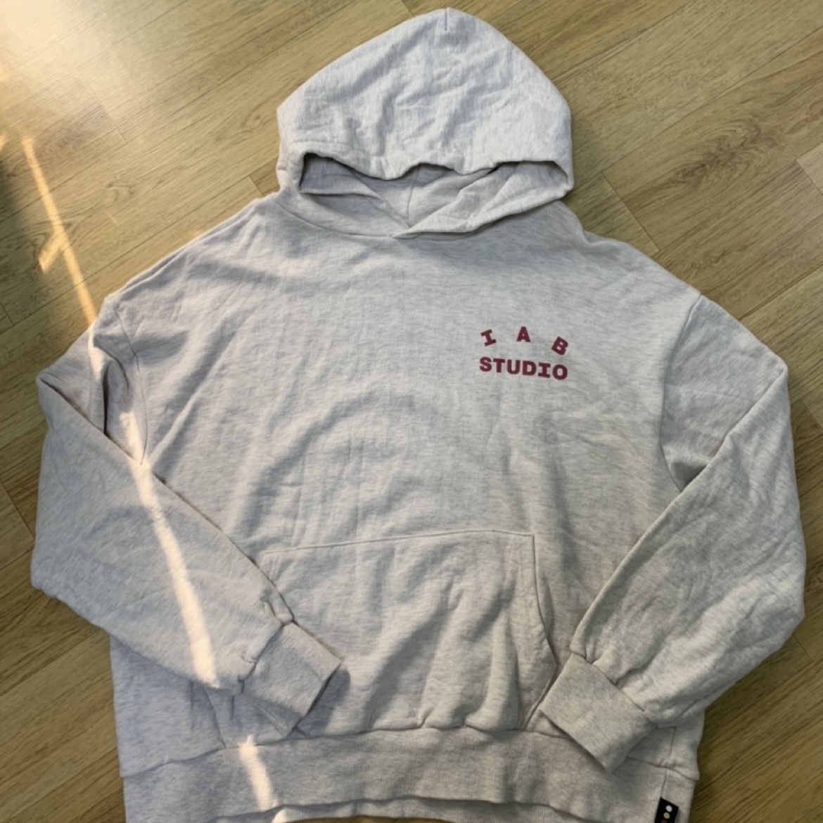 IAB Studio Hoodie Light Gray 착용 스타일