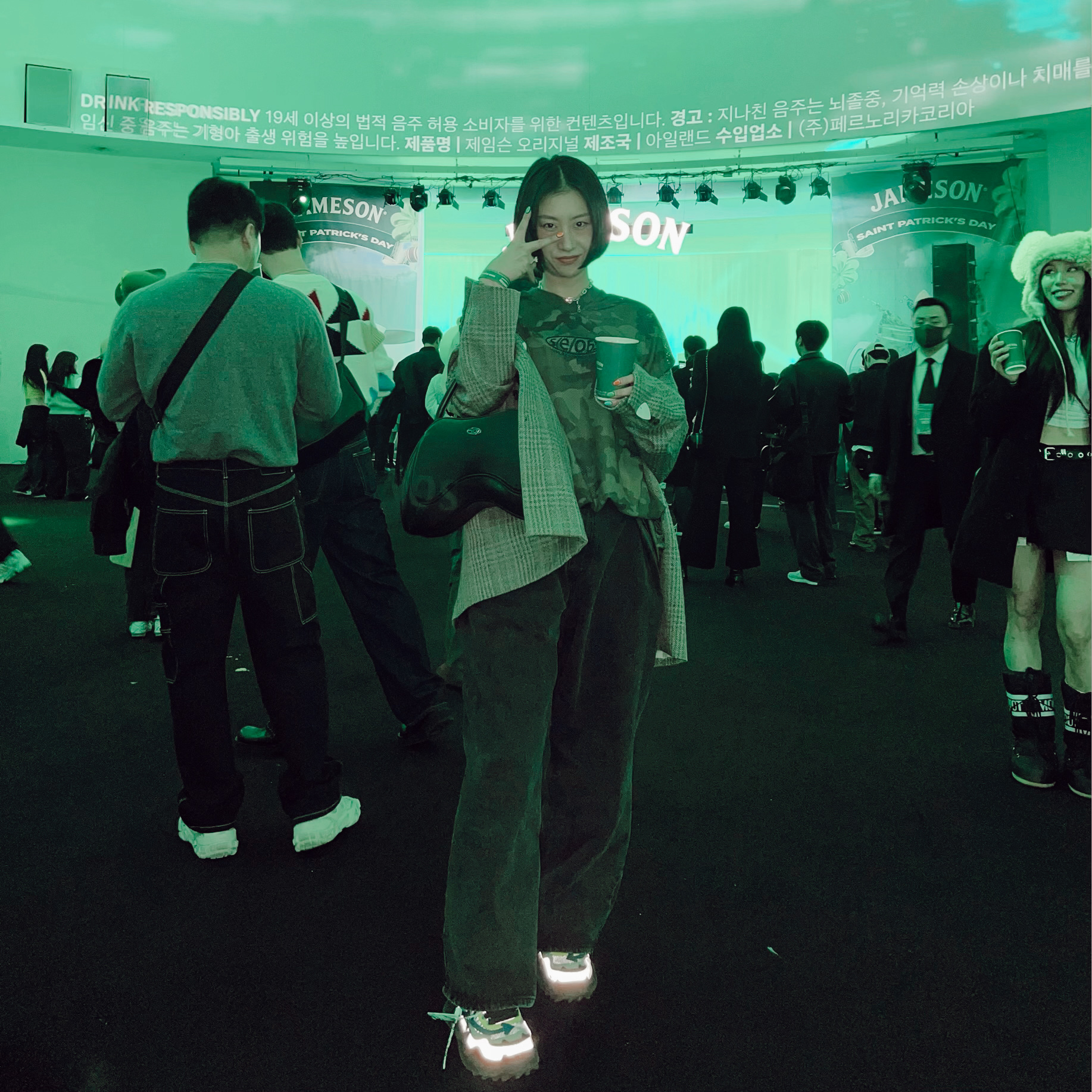 Off-White Odsy-1000 Black, Diesel Play Shoulder Bag Military Green 착용 스타일
