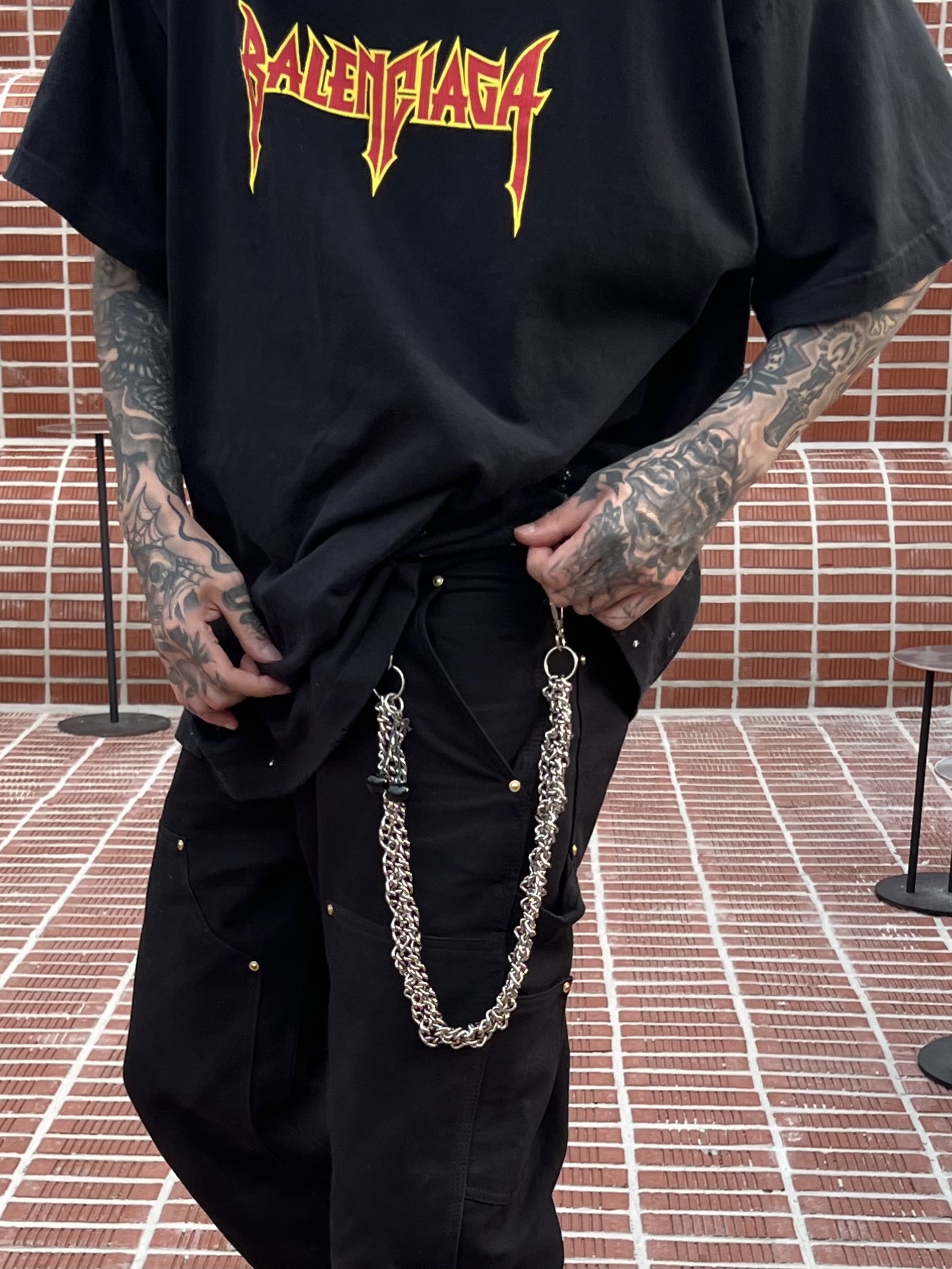 Balenciaga Metal Oversized Fit T-Shirt Black Vintage 착용 스타일 - 4