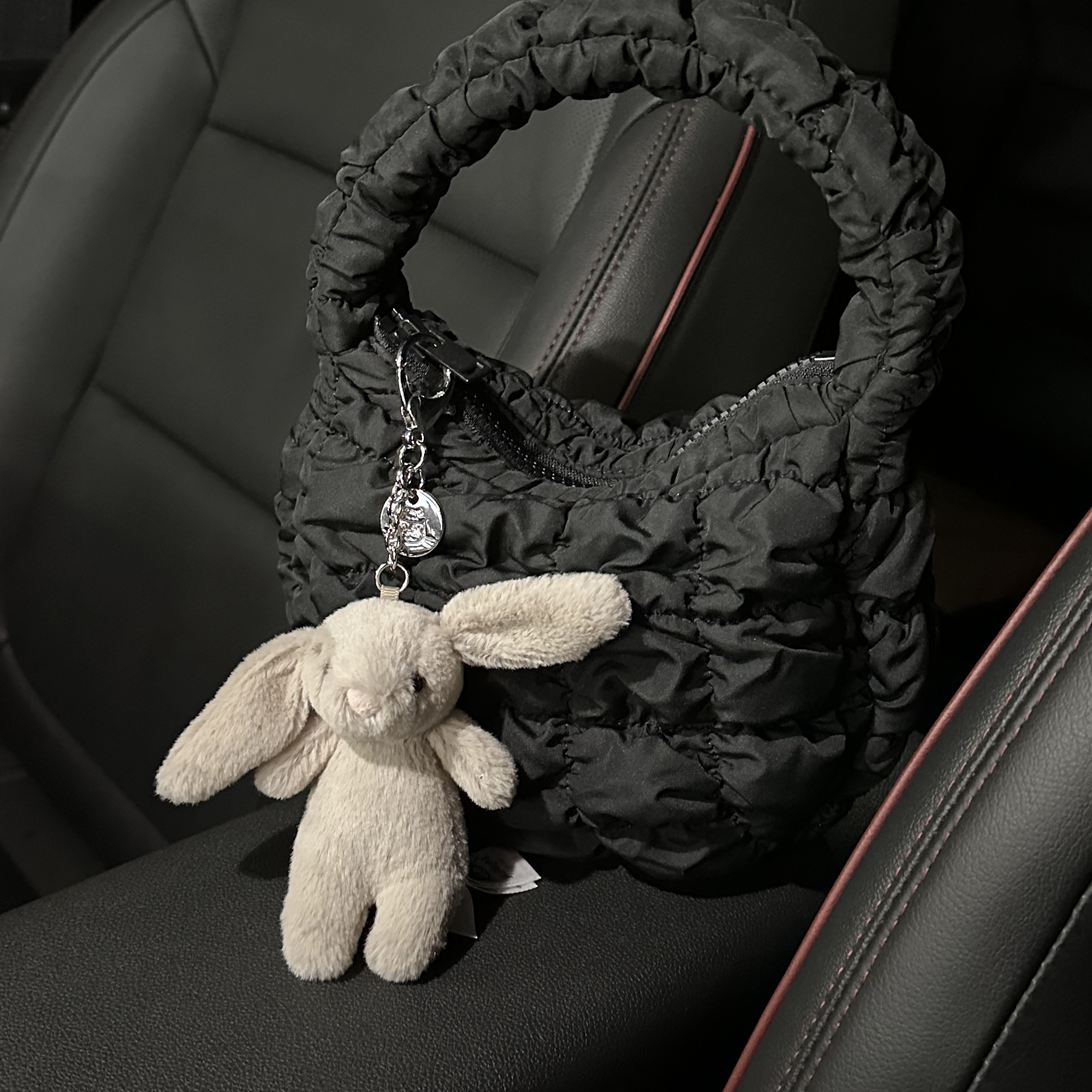 COS Quilted Micro Bag Black, Jellycat Bashful Bunny Bag Charm Beige 착용 스타일