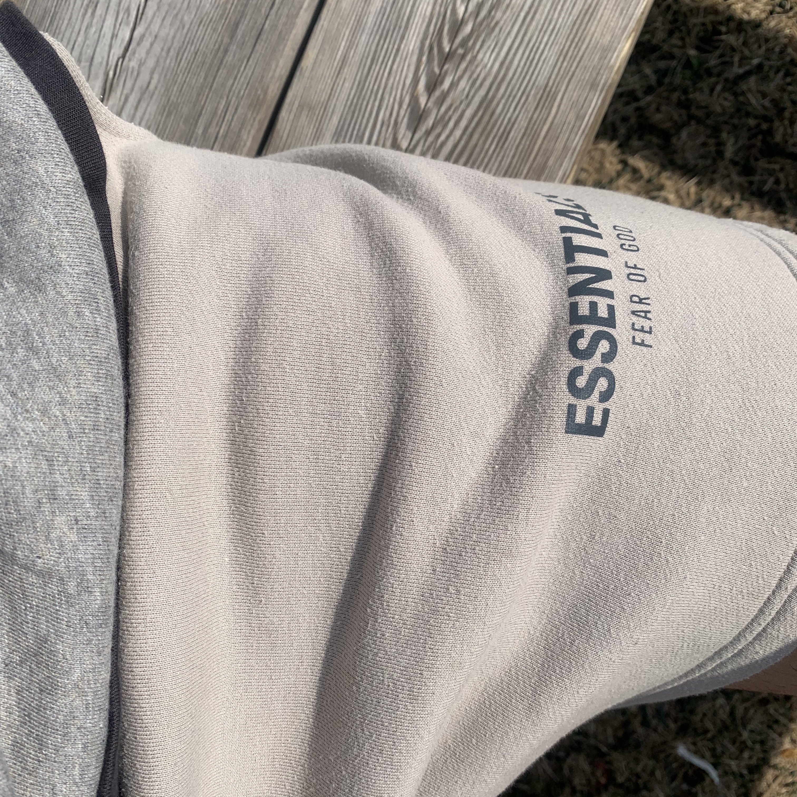 Essentials The Core Collection Sweatshorts Tan, Essentials 1977 Long Sleeve T-Shirt Iron - 22SS 착용 스타일
