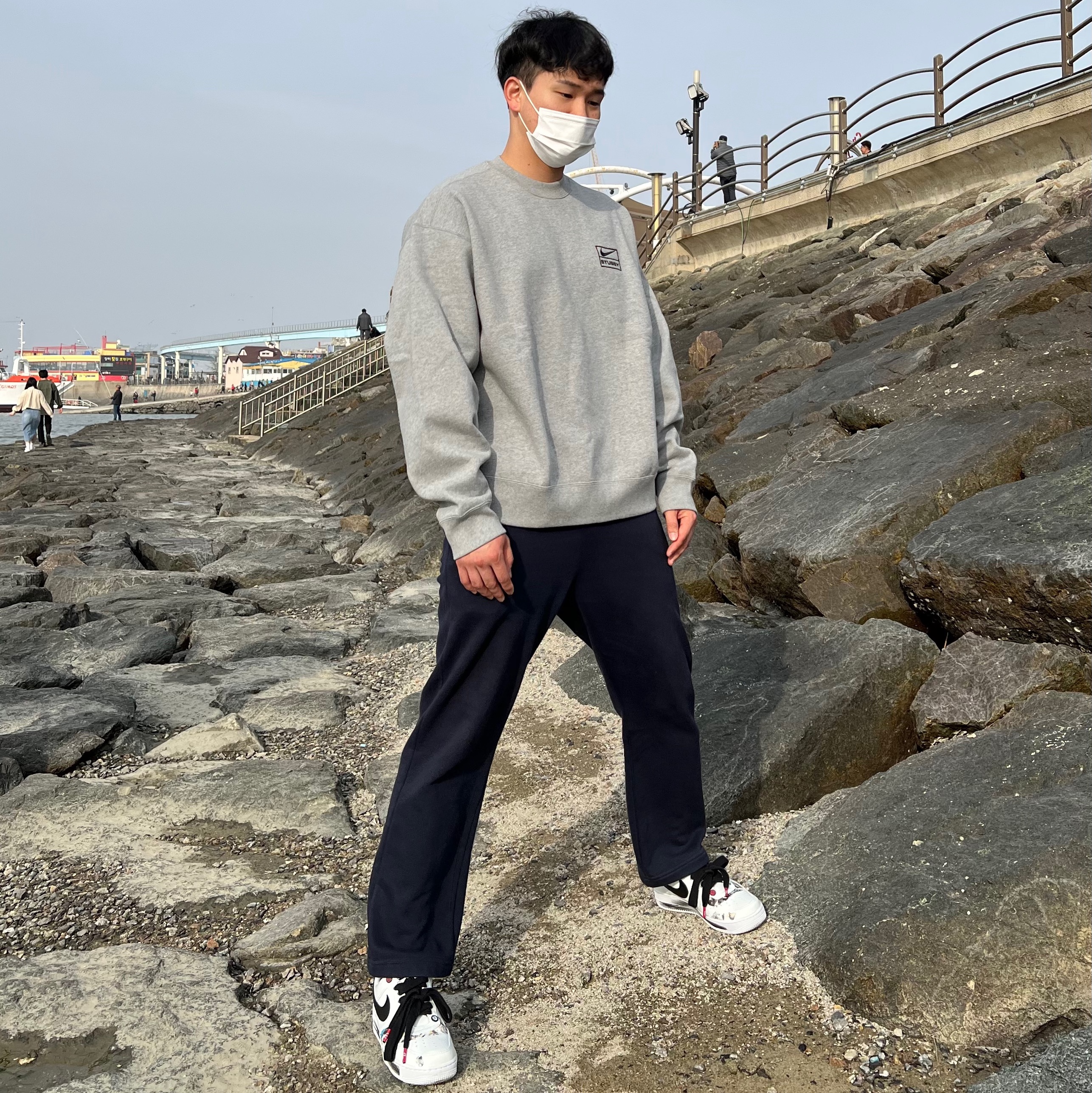 Nike x Peaceminusone Air Force 1 Low Para-Noise 2.0, Nike x Stussy NRG Fleece Crewneck Dark Grey Heather (DO9337-063) 착용 스타일