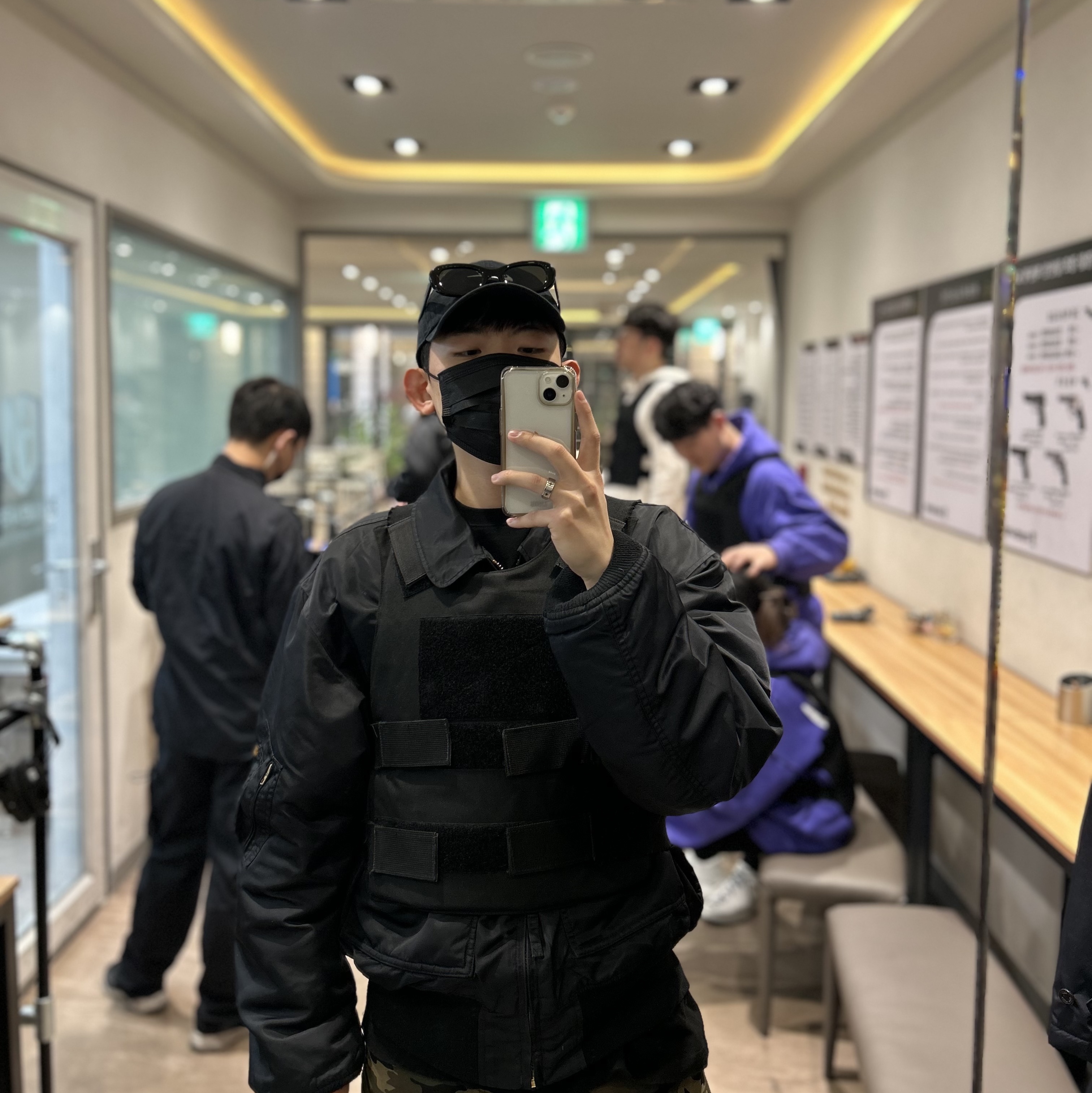 Balenciaga XL Army Boots Full Eva Black 착용 스타일 - 2