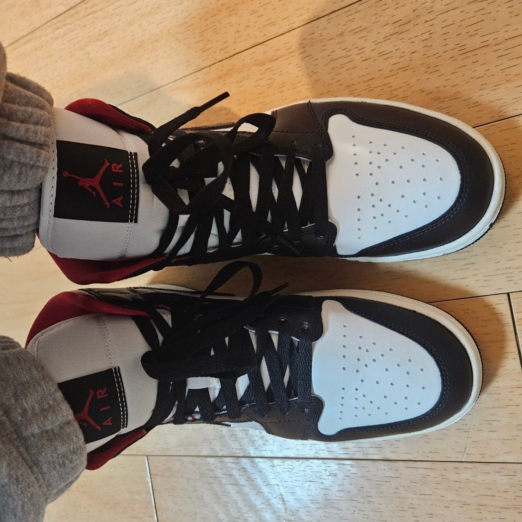 (W) Jordan 1 Mid Black Gym Red 착용 스타일