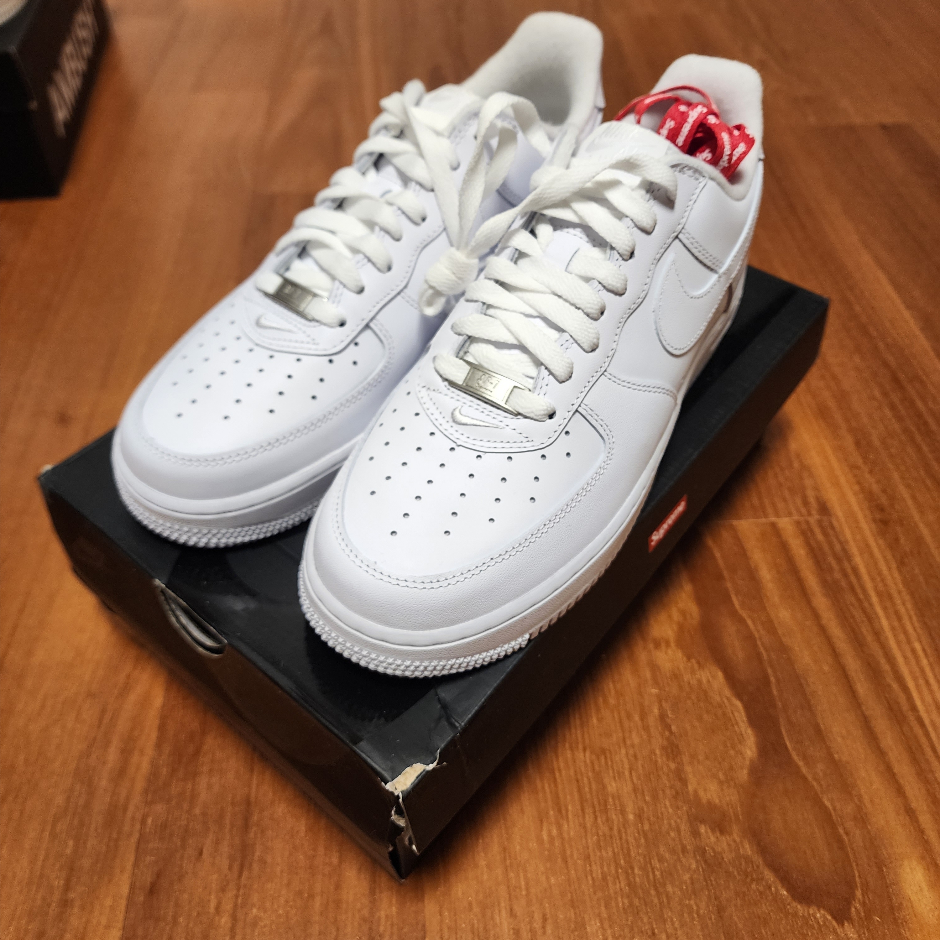 Nike x Supreme Air Force 1 Low White 착용 스타일 - 3