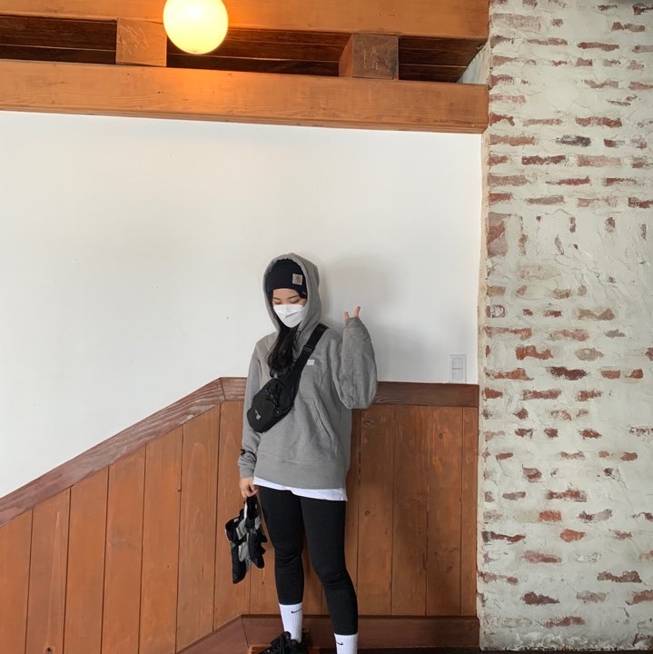 Carhartt WIP x Invincible 15 Bucket Hat Black, Acne Studios Ferris Face Hooded Sweatshirt Light Grey Melange 착용 스타일