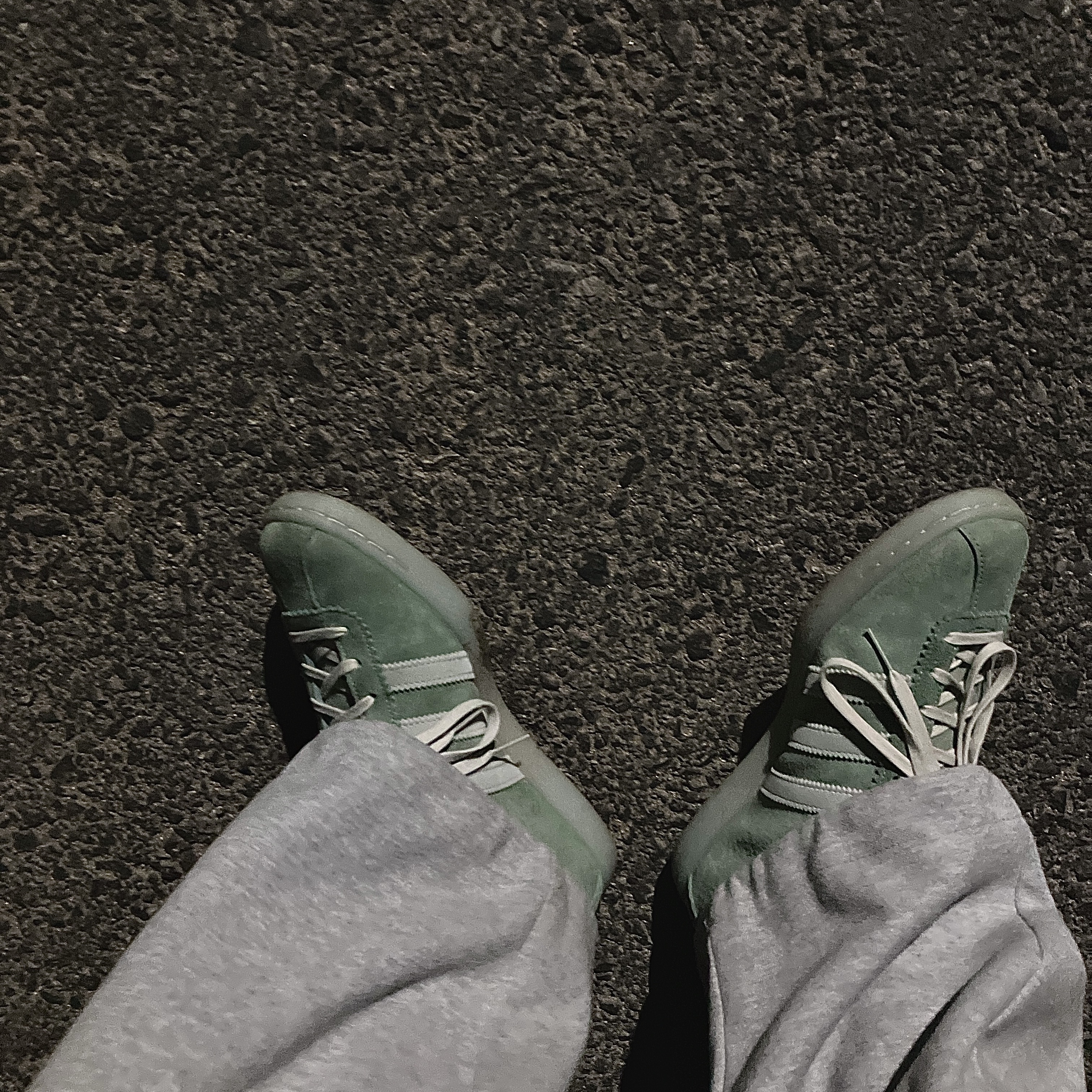 Adidas Tobacco Silver Green Pantone 착용 스타일