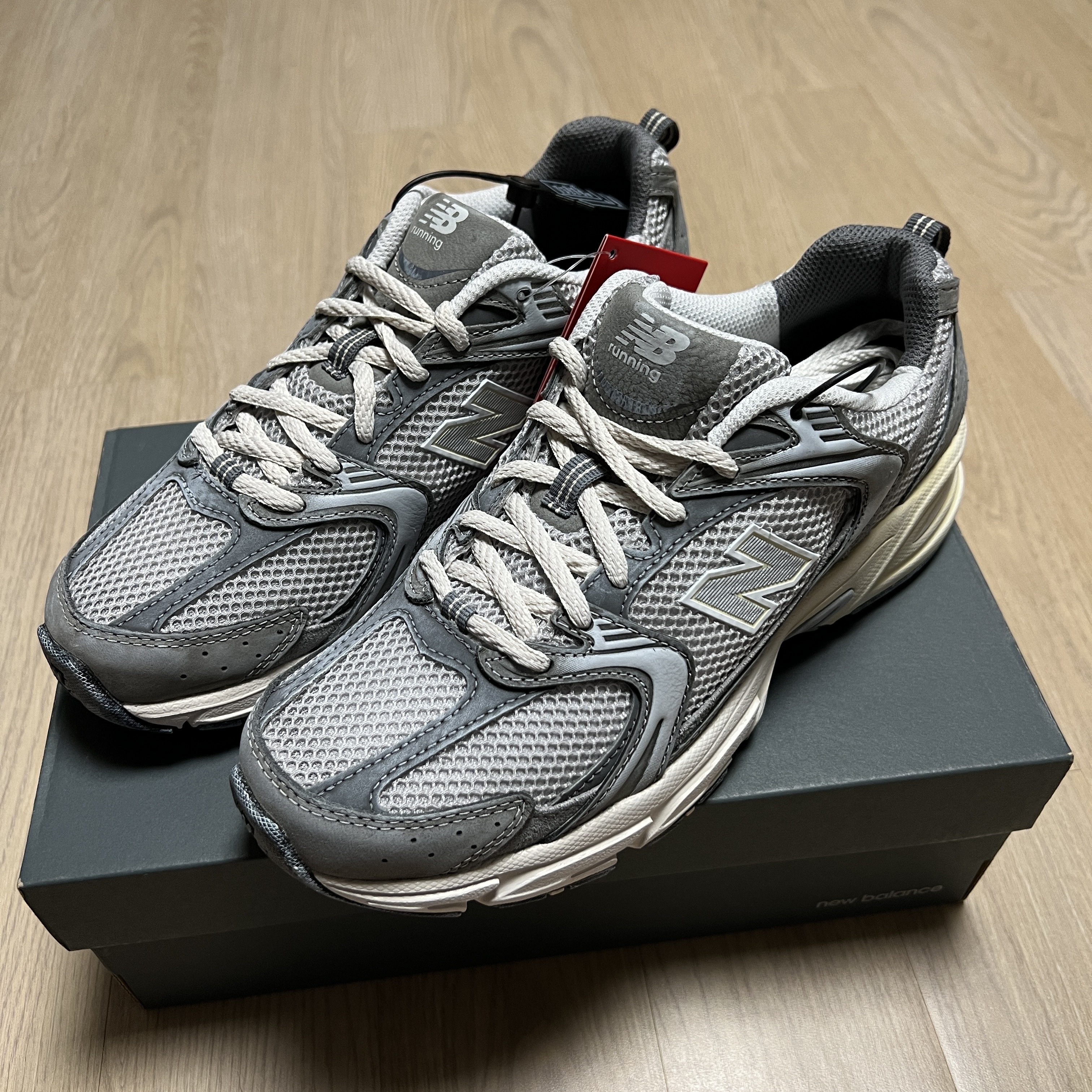 New Balance 530 Premium Vintage Grey Matter 착용 스타일