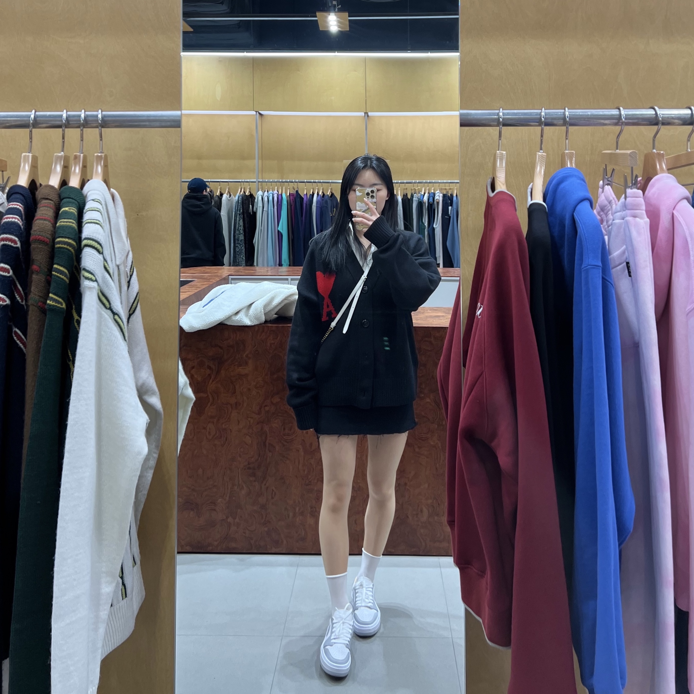 (W) Jordan 1 Elevate Low White and Wolf Grey, AMI de Coeur Oversize Intarsia Cardigan Black 착용 스타일 - 1