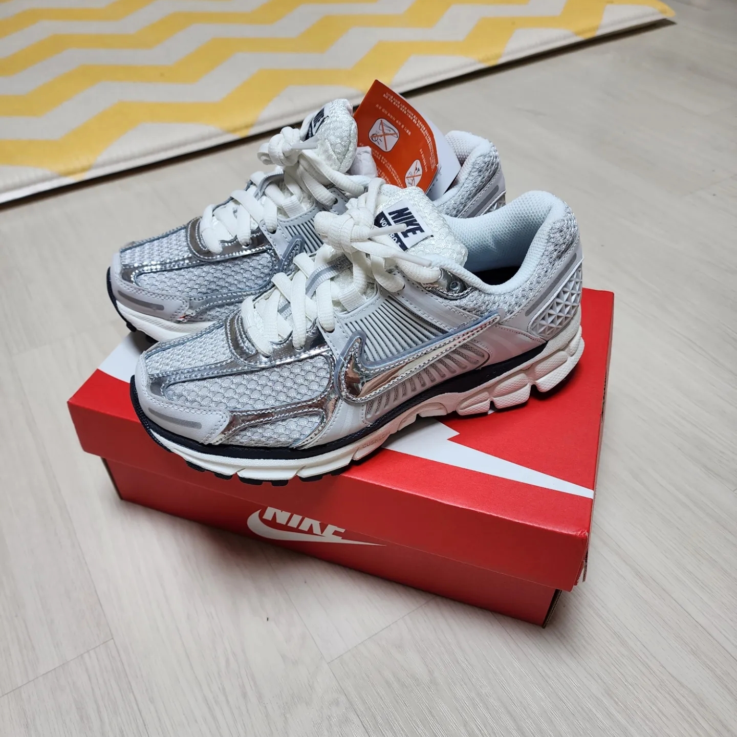 (W) Nike Zoom Vomero 5 Photon Dust and Metallic Silver 착용 스타일
