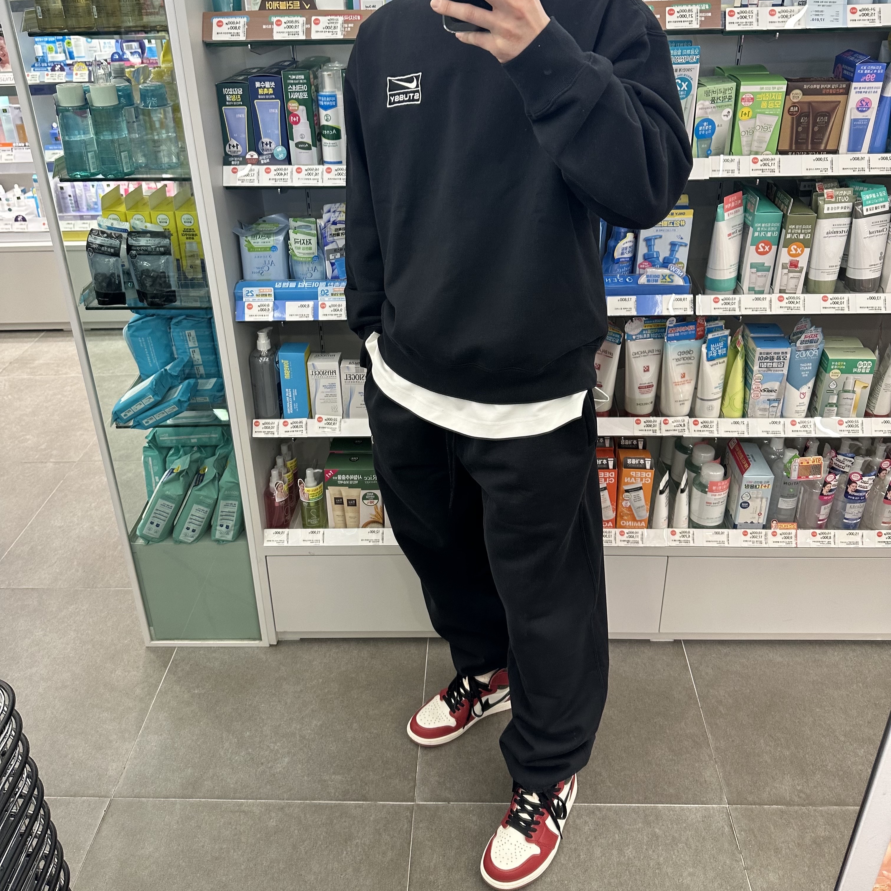 Nike x Stussy NRG Washed Fleece Crewneck Black (DO5310-010), Nike x Stussy NRG Washed Fleece Pants Black (DO5296-010) 착용 스타일