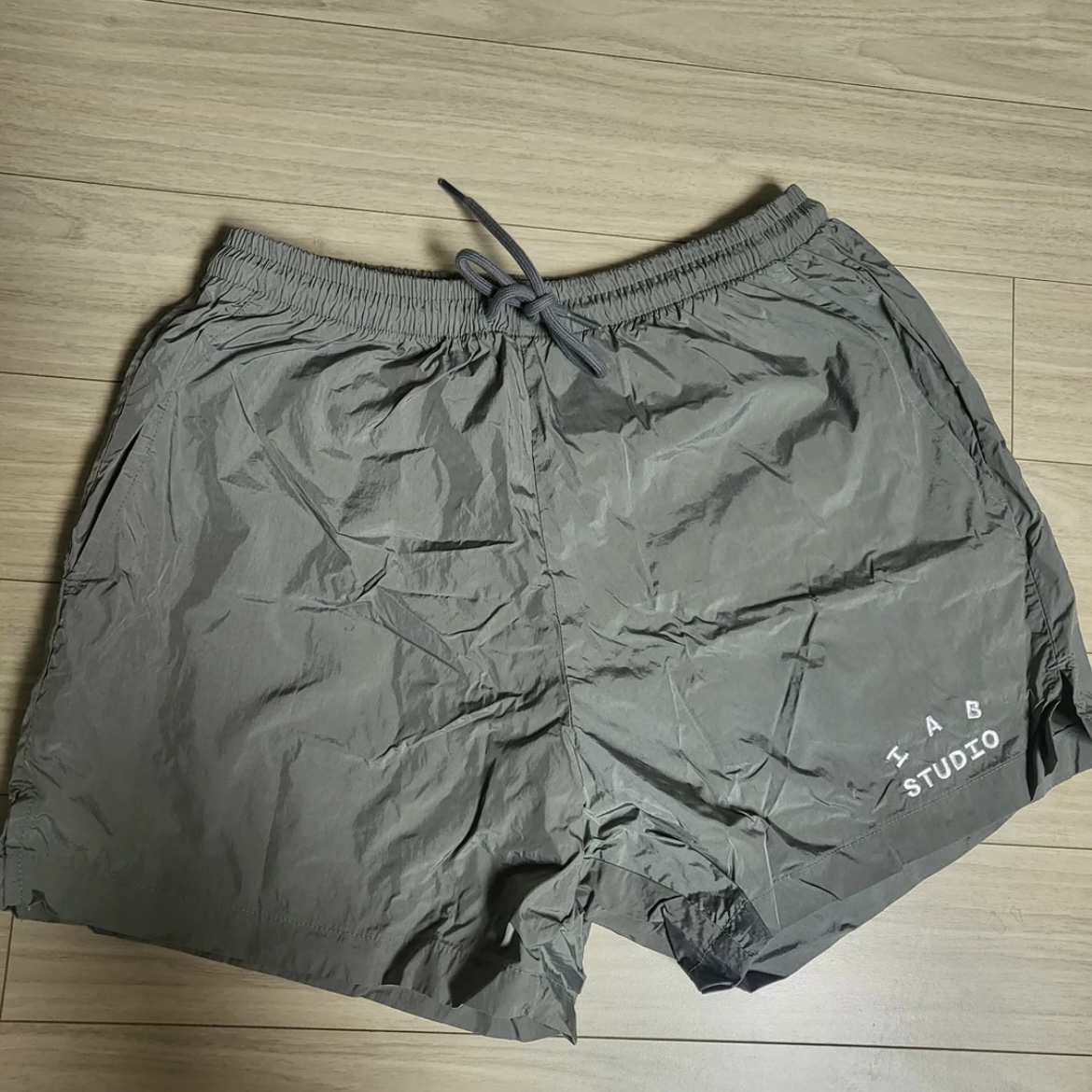 IAB Studio Woven Shorts Gray 착용 스타일