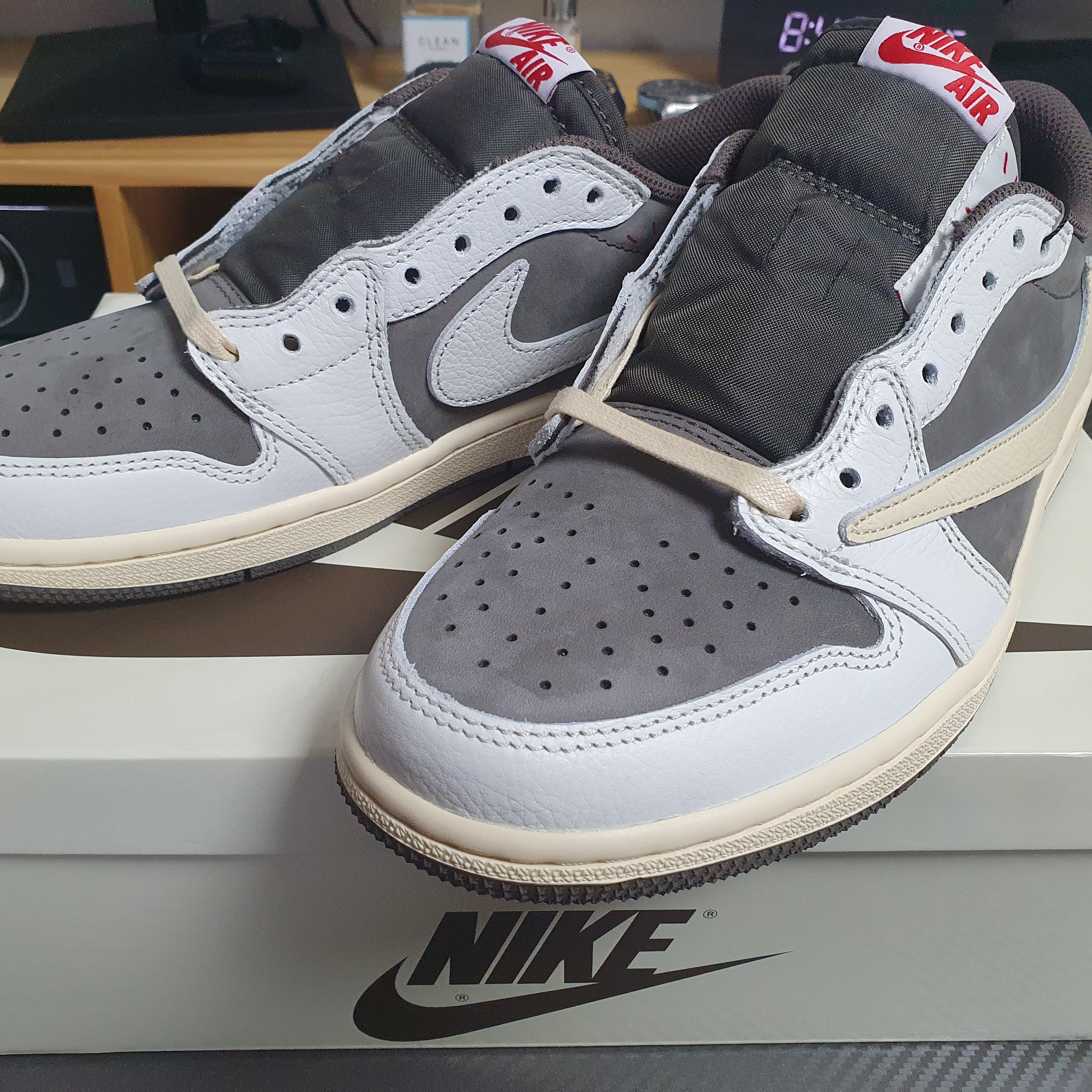 Jordan 1 x Travis Scott Retro Low OG SP Sail and Ridgerock, Jordan 1 x Travis Scott x Fragment Retro Low OG SP Military Blue 착용 스타일 - 2