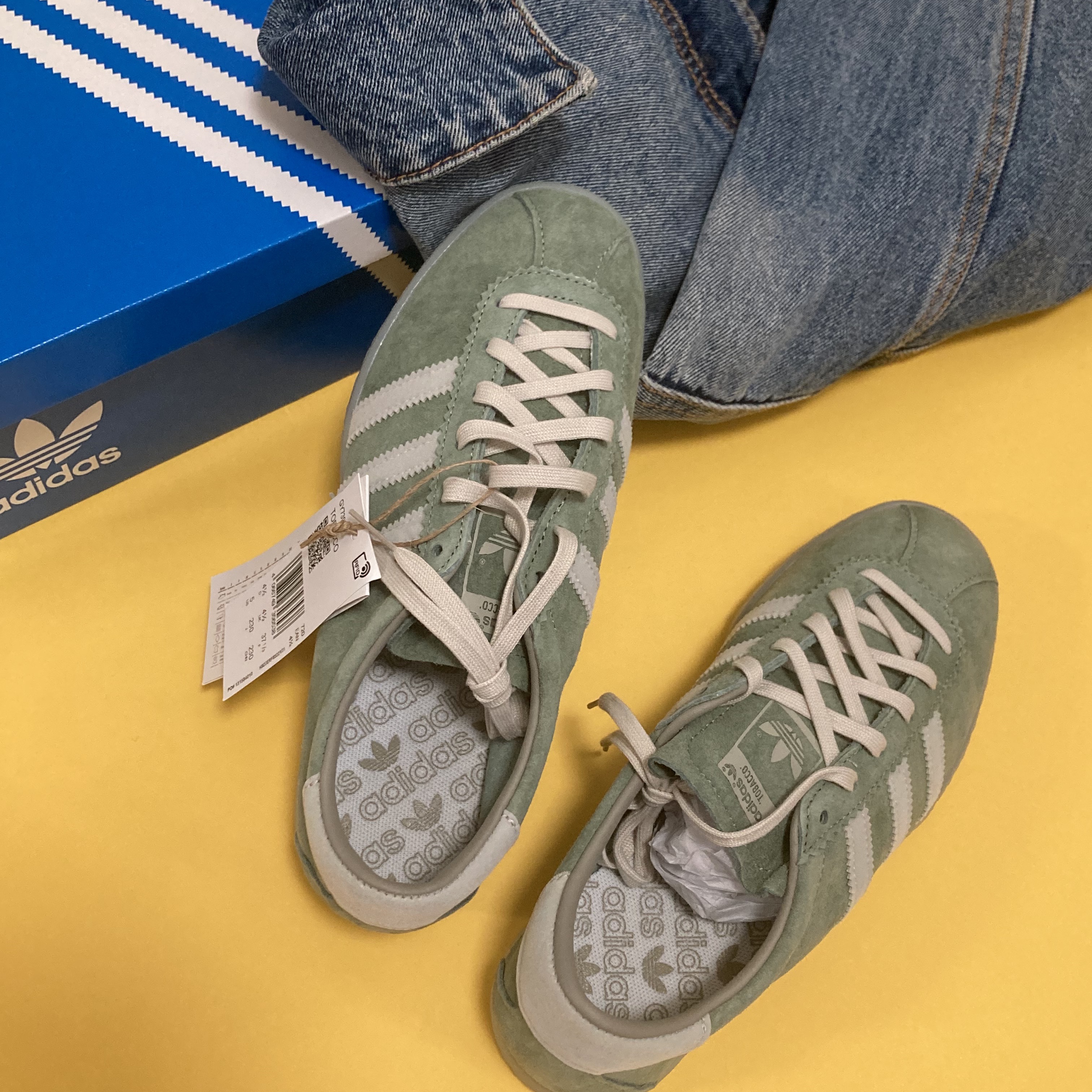 Adidas Tobacco Silver Green Pantone 착용 스타일