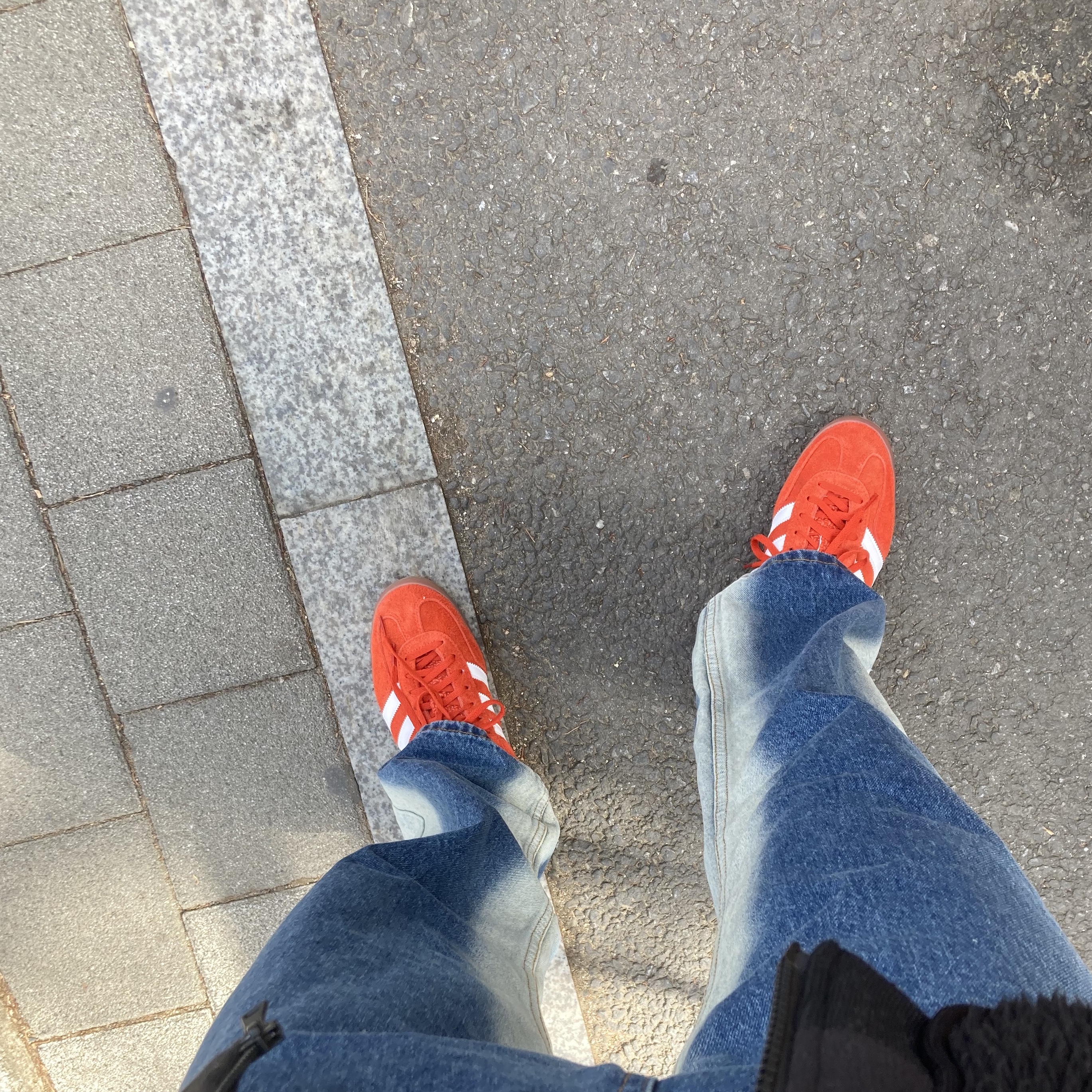 (W) Adidas Gazelle Indoor Bold Orange Cloud White 착용 스타일