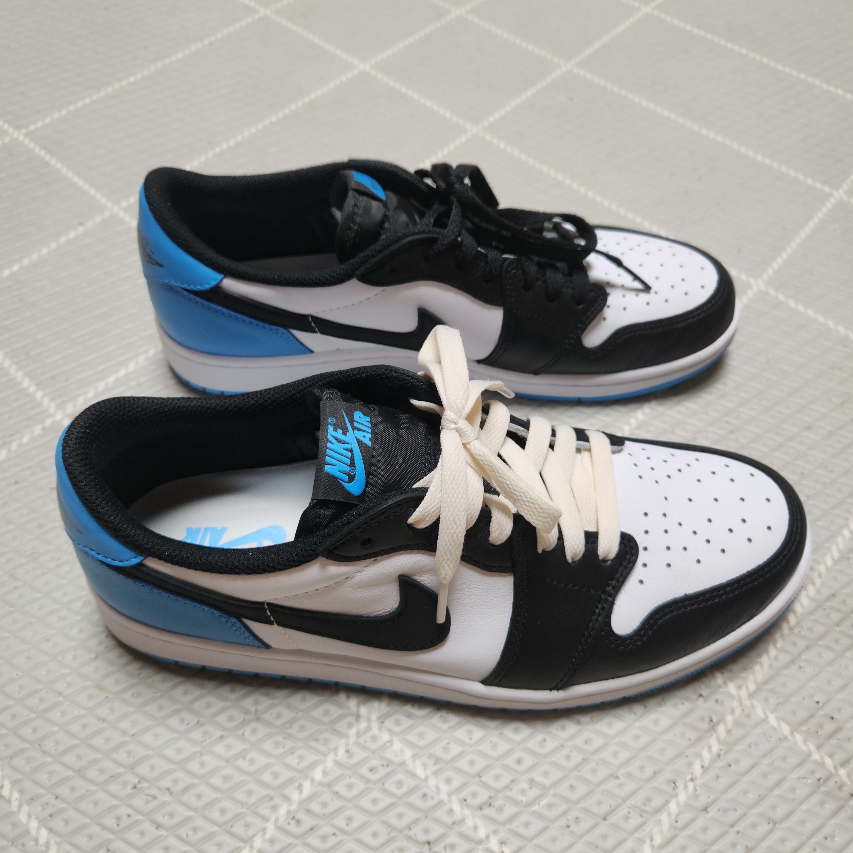 Jordan 1 Retro Low OG Black and Dark Powder Blue 착용 스타일 - 3
