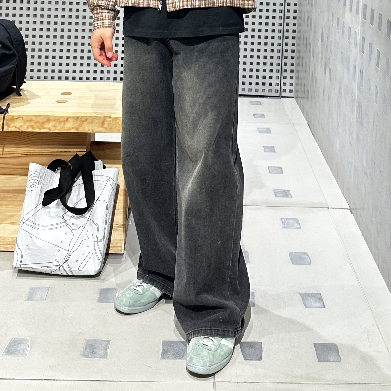 Adidas Tobacco Silver Green Pantone 착용 스타일