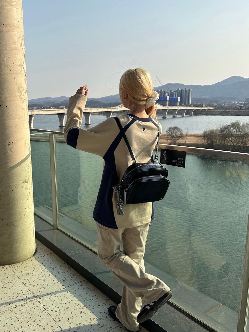 Nieeh Women Turtle Bag Black 착용 스타일