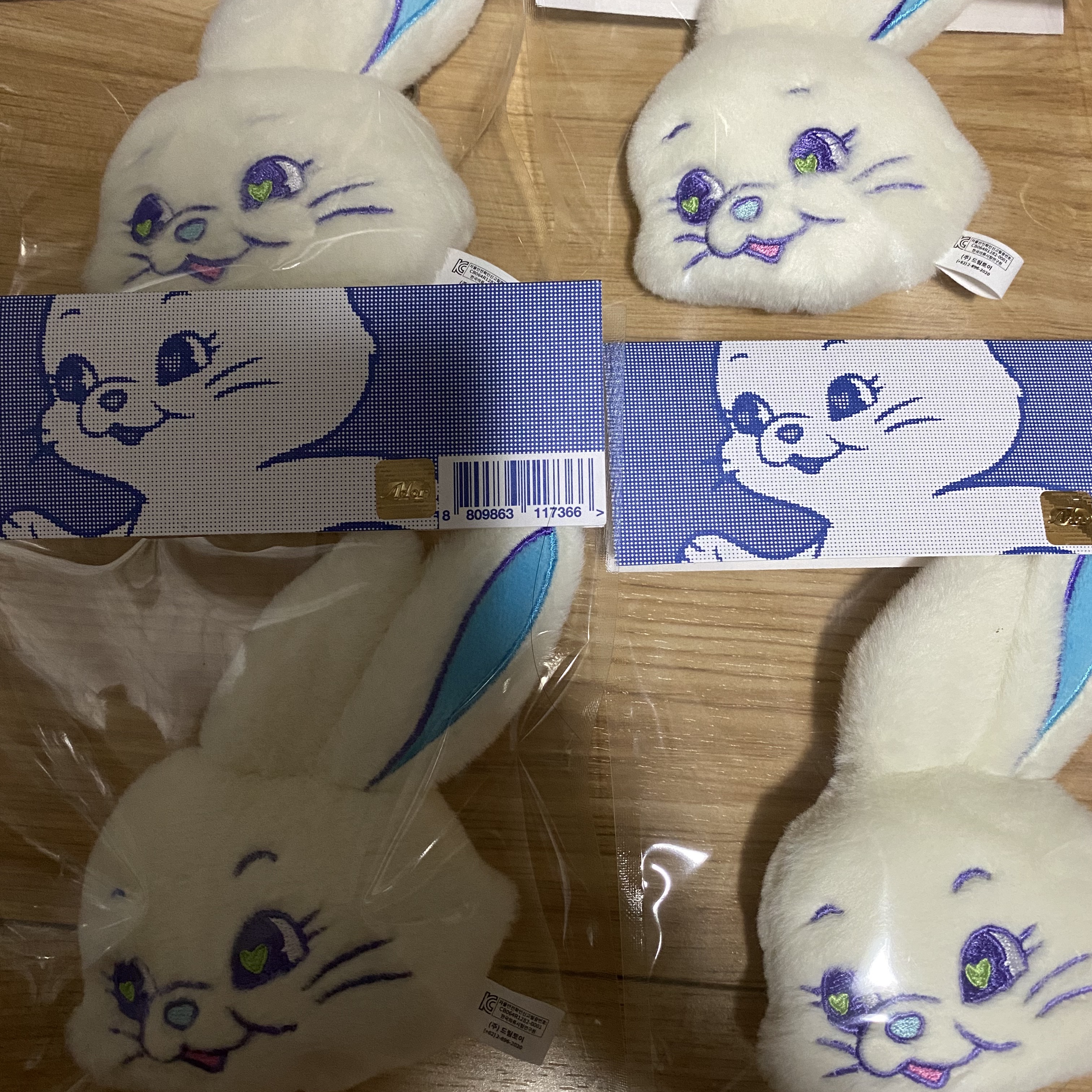 NewJeans Tokki Merchandise Fluffy Keyring White 착용 스타일 - 2