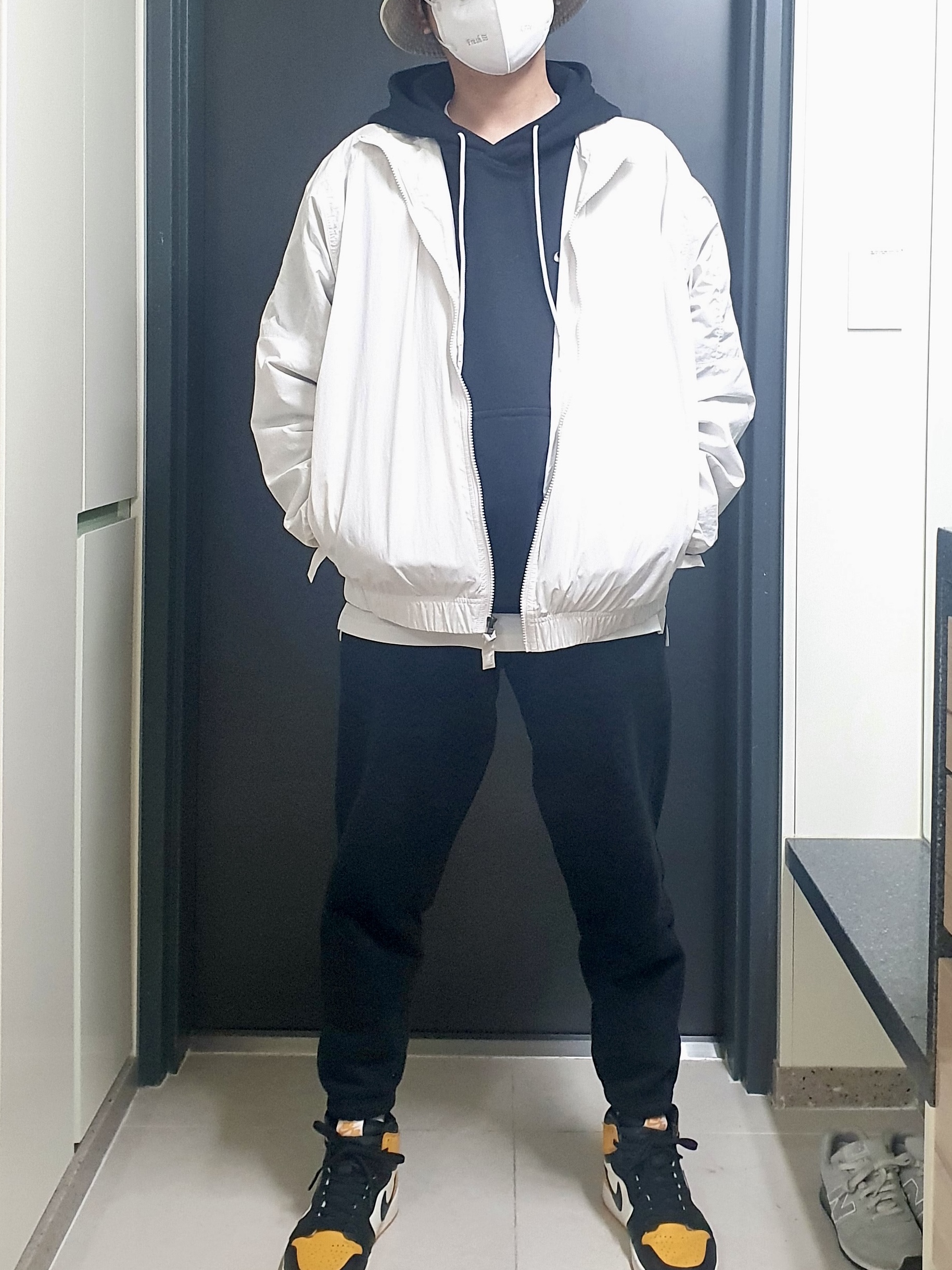 Jordan 1 Retro High OG Taxi, Nike NRG Solo Swoosh Woven Track Jacket Phantom White - Asia 착용 스타일