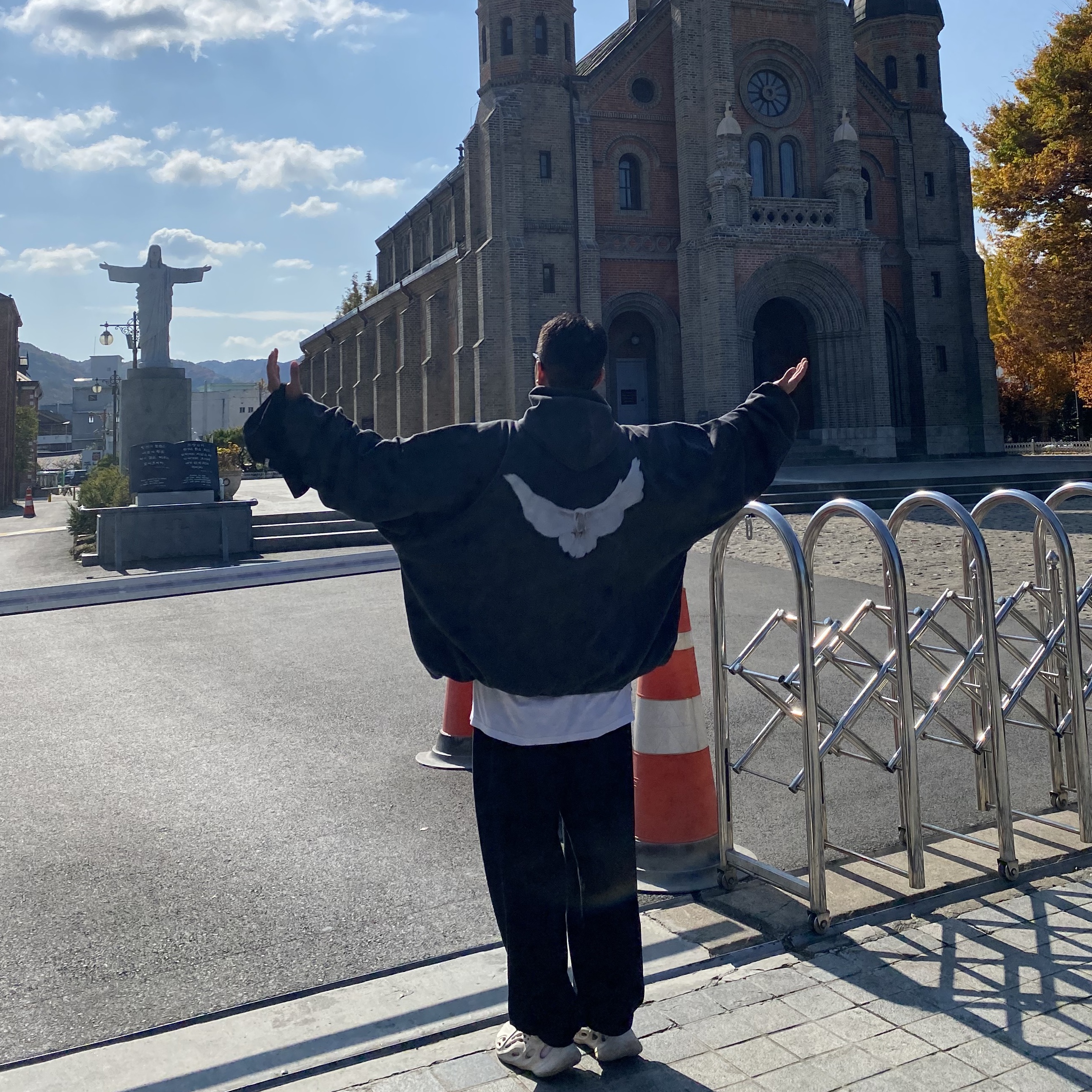 Yeezy Gap Engineered By Balenciaga Dove Hoodie Black, Adidas Yeezy Foam RNNR Sand 착용 스타일