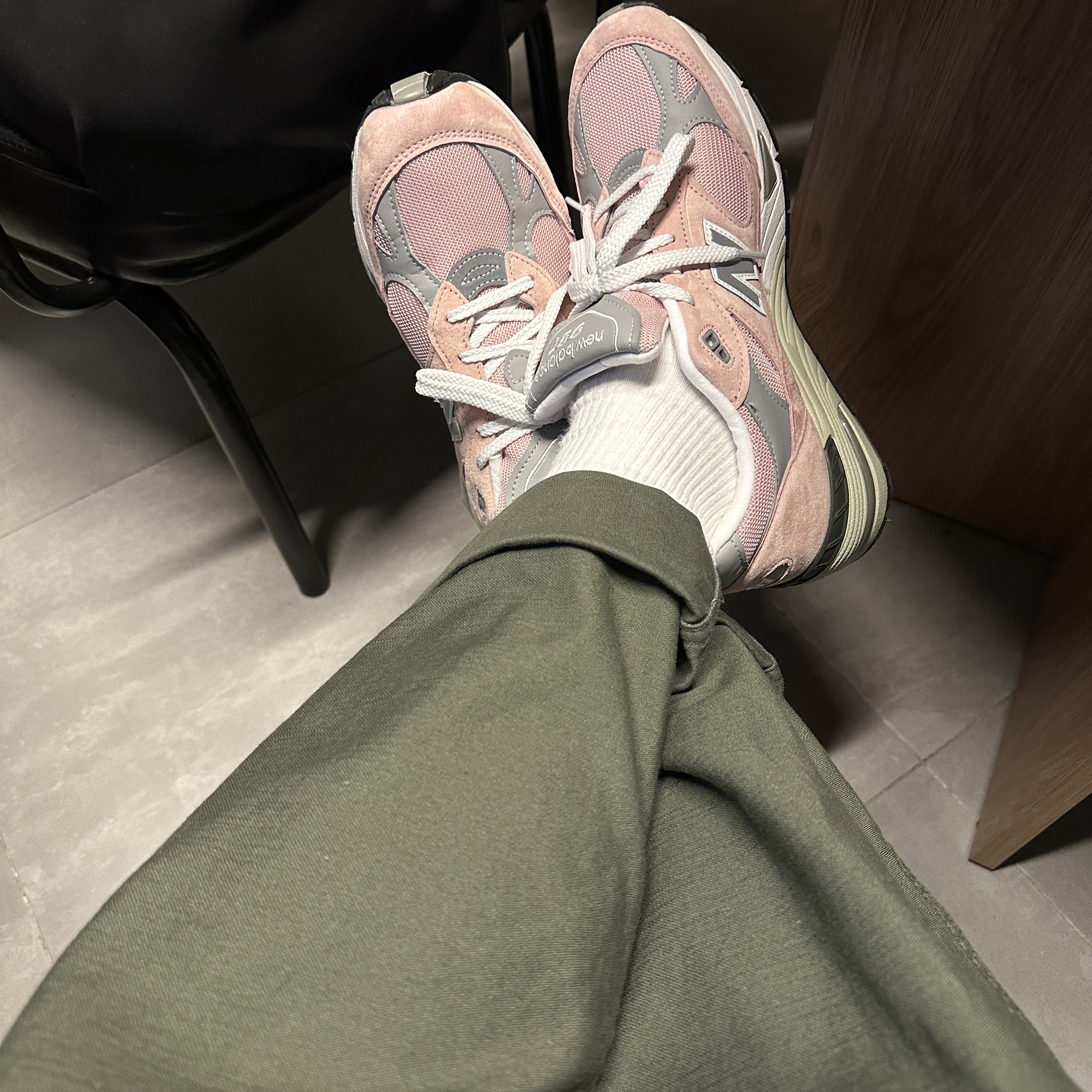 New Balance 991 Made in UK Shy Pink 착용 스타일 - 3