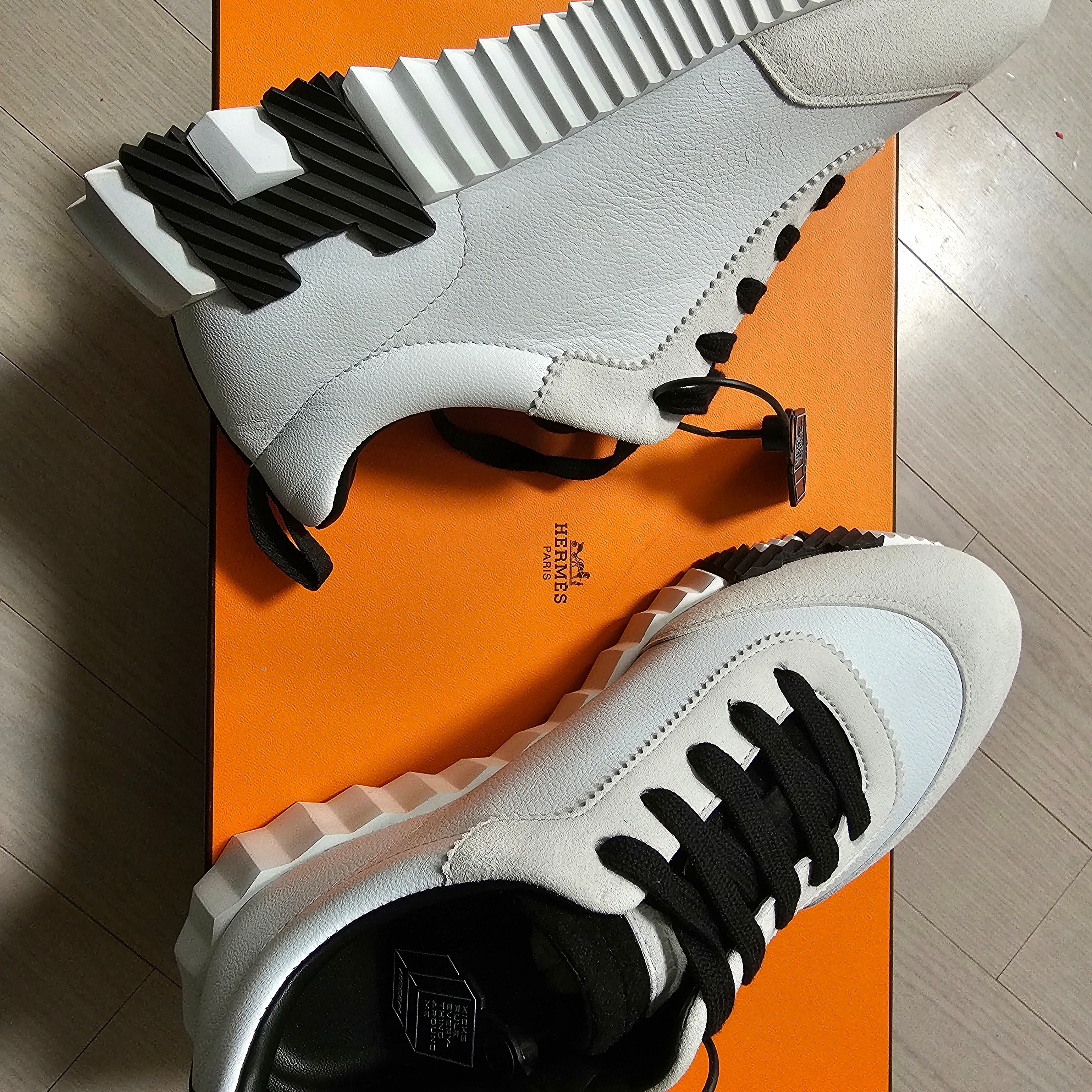 (W) Hermes Bouncing Sneakers Sport Suede Goatskin & Blanc Noir 착용 스타일