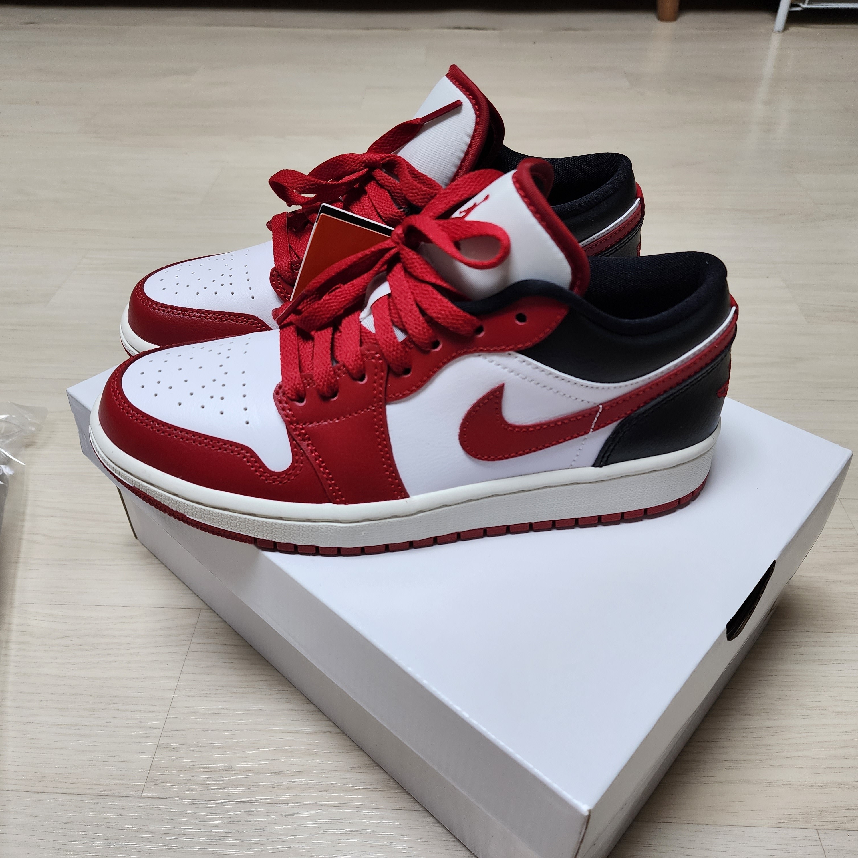 (W) Jordan 1 Low White Gym Red 착용 스타일 - 1