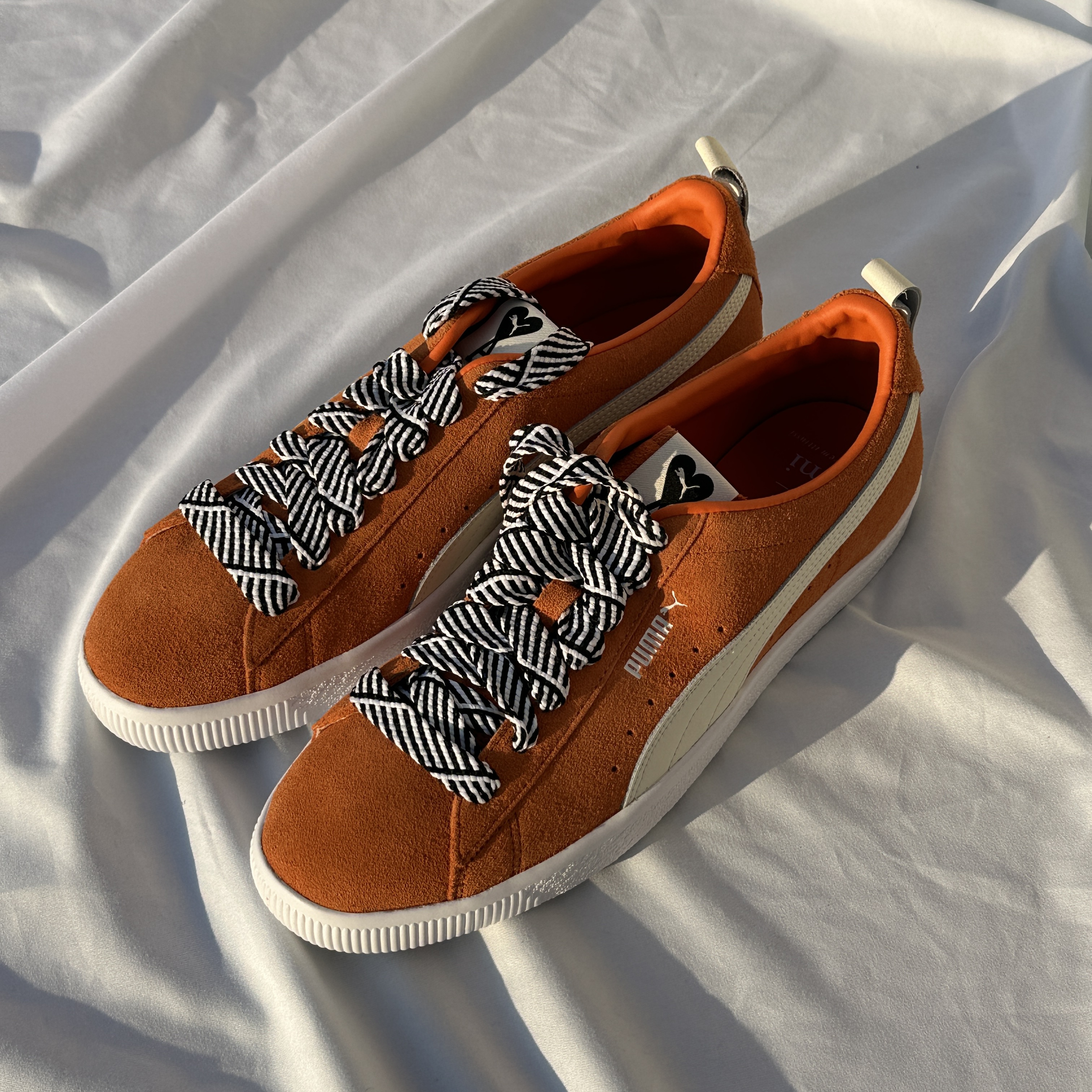 Puma x AMI Suede VTG Jaffa Orange Marshmallow 착용 스타일