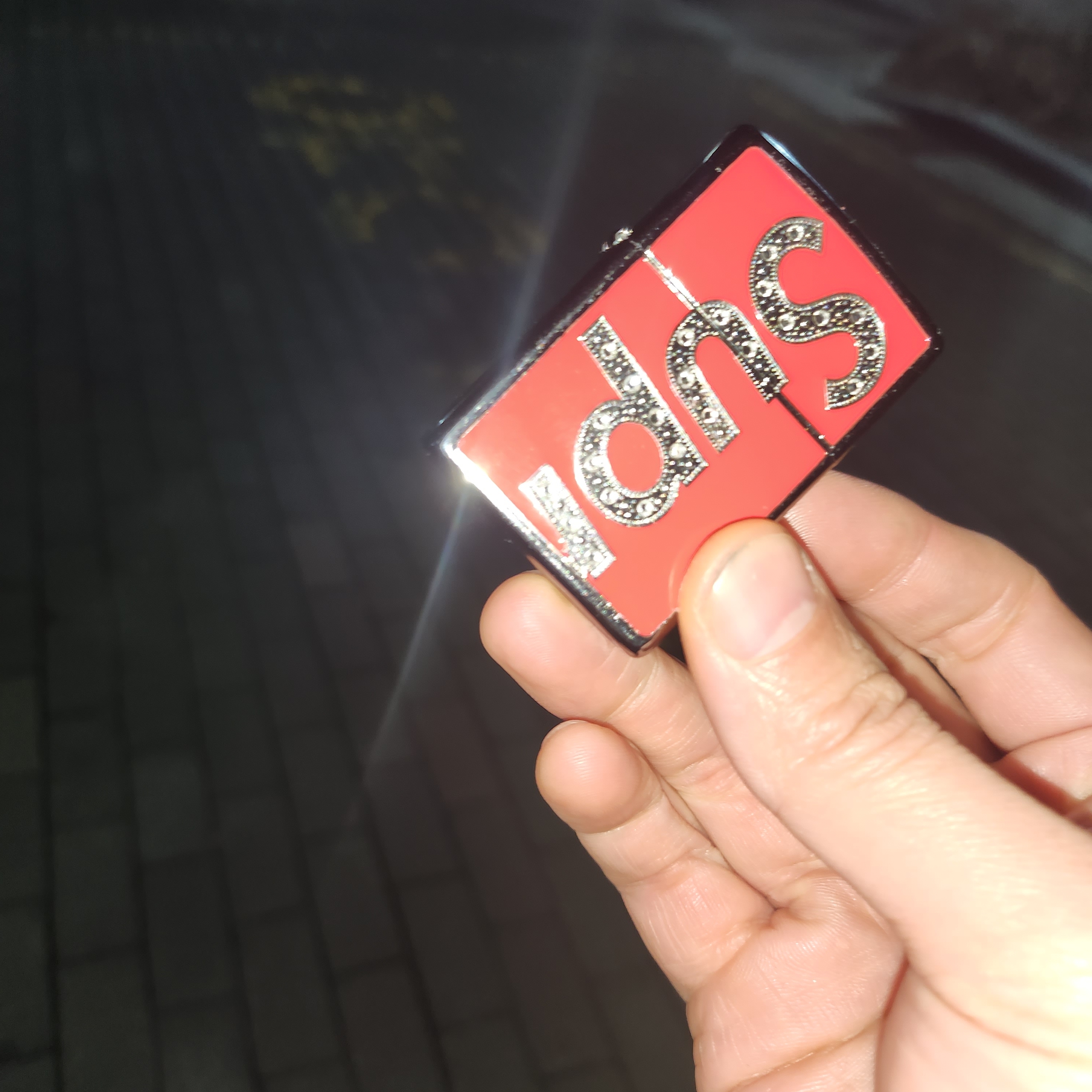 Supreme Swarovski Zippo Red - 20FW 착용 스타일