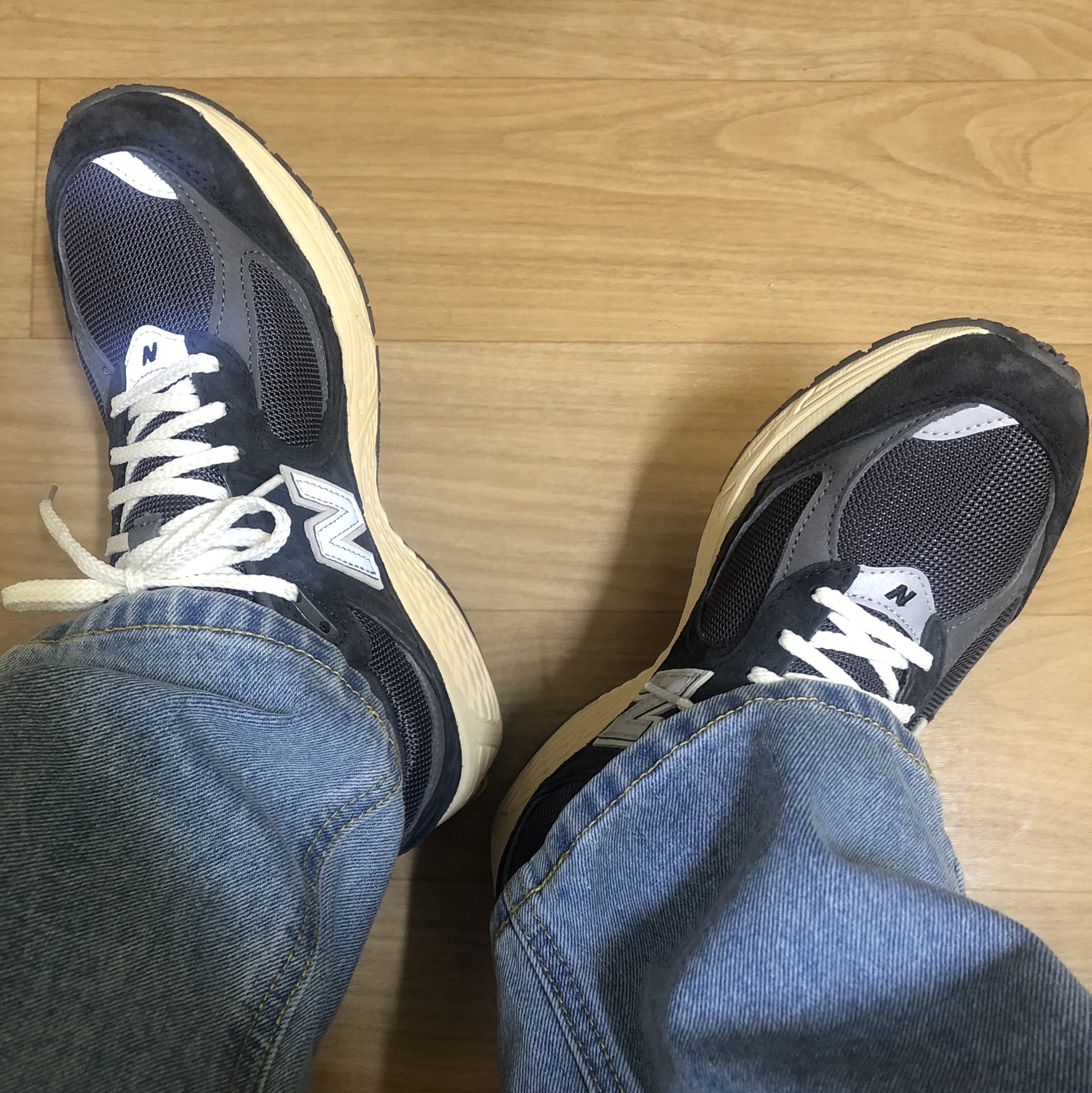 New Balance 2002R Special Vintage Black Grey 착용 스타일