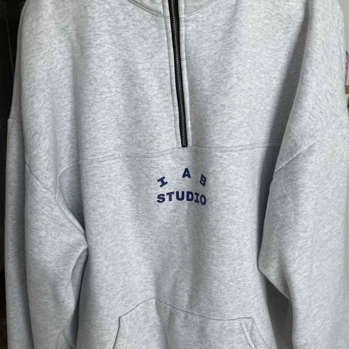 IAB Studio Half Zip Pullover Light Gray 착용 스타일