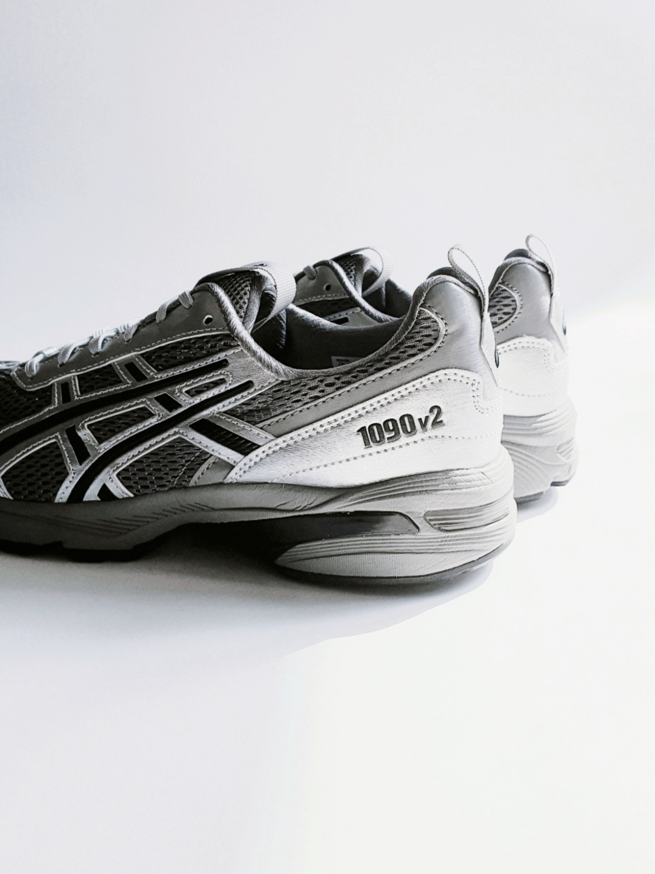 Asics x Freja Wewer Gel-1090 V2 Clay Grey Pure Silver 착용 스타일
