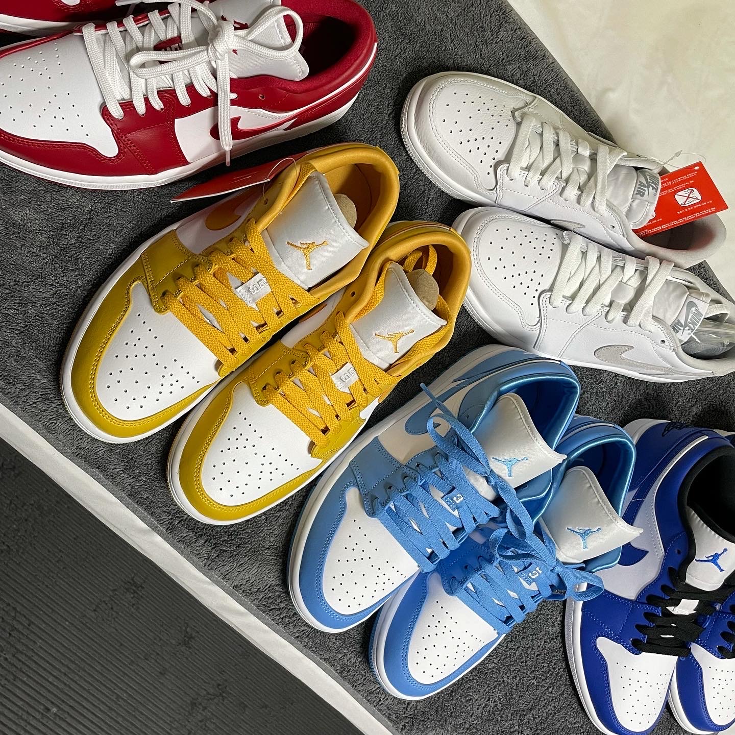 Jordan 1 Low Hyper Royal, Jordan 1 Low Gym Red White 착용 스타일