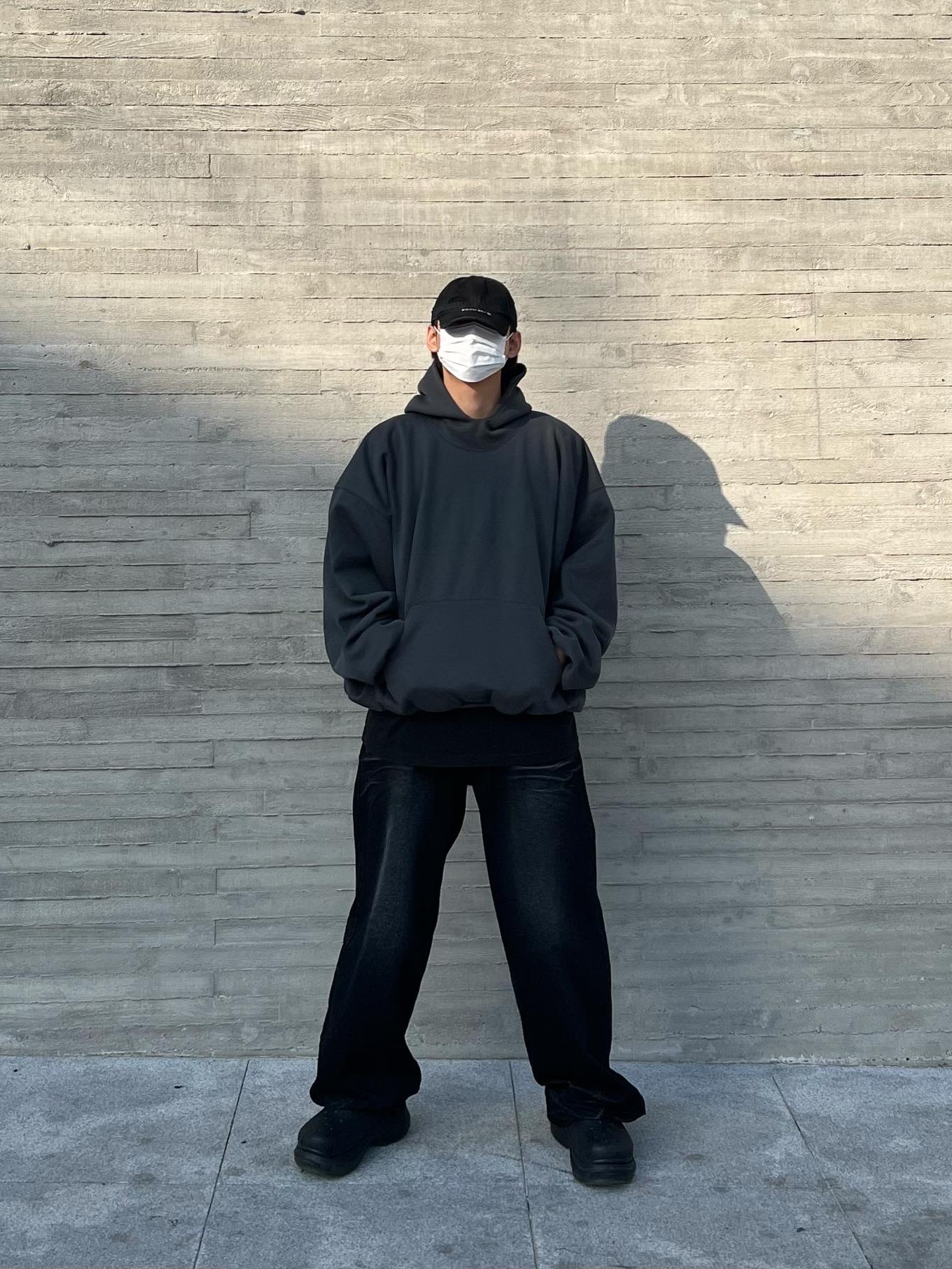 Yeezy Gap Engineered By Balenciaga Dove Hoodie Black, Project G/R Distressed Filth Club Cap Washed Black 착용 스타일 - 3