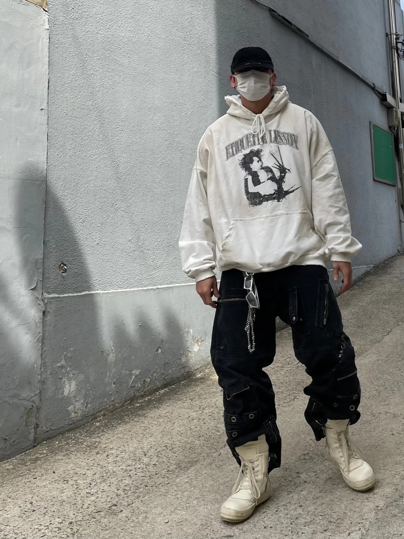 Project G/R x Atmos Etiquette Lesson Vintage Washed Hoodie White, Project G/R Flight Denim Pants Black 착용 스타일 - 3